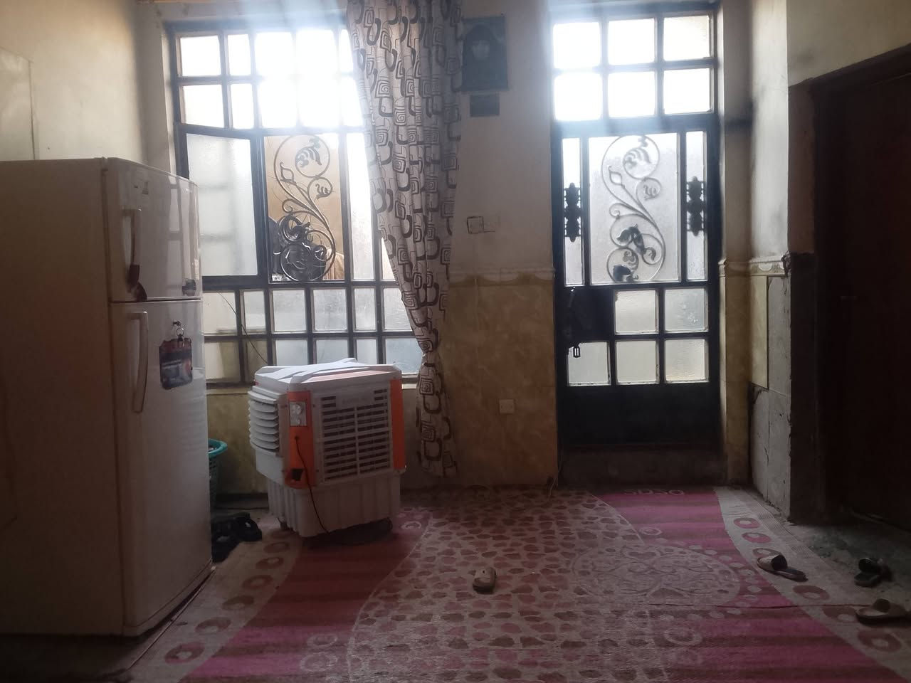بيت للبيع طابو صرف 🏫
مساحه 150 متر 

متكون من طابقين 
طابق الاول 
غرفتين نوم  و صاله و حمام و منور داخل الحمام
و صاله و منور 2
الاستقبال و مطبخ 

طابق الثاني 
غرفتين نوم و حمام و صاله 

الاستفسار خاص 

بغداد جسر ديالى القديم نهايه شارع المصرف 

واتساب ***********

