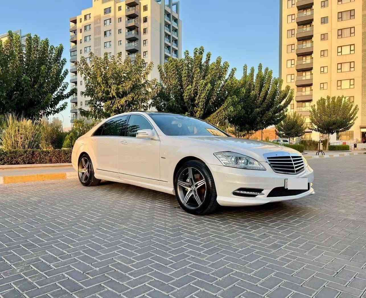 ارجو ان تستمع بمواصفات البنز الرئاسي وتفاصيله
بسعر مناسب 
مرسيدس S(class)350-(AMG EDITION) موديل 2012 
استلام شركة باچكير (اربيل)(مواصفات خليجي)
عداد المسافة 100 الف حقيقي..
كت (اي ام جي) اصل شركة بلادي
تحكم كشنات من الابواب الامامية مع التجاوي والبردات كهرباء•
تحكم كشنات مع ميزة حجم الخاص للجسم في وضعية الكشن•(نظام خزن)
ناظور ليلي (night vision)في الشاشة الامامية لعرض الطريق وكذلك عرض الاجسام عله شكل مجسمات وعرض الكاميرات في الطرق•
تدفئة وتبريد كشنات الامامية (نظام رئاسي)•
حزام امان(ياخذ وضعية الجسم )نظام رئاسي•
نظام(ESP)ميزة خاصة +أنارة داخلية متعددة.
سستم(هارمن كاردون)صوت مخيف مجسم حته بالكشنات سماعات مع السقف•
كشنات الامامي تدفئة وتبريد كهربائي(٣درجات).
مرايا عاكسة للضوء مع حساس مطري وحساس خلفي في السقف(تنظيم).
كاميرة خلفية دوارة مع لستيرن عند الرجوع الى الخلف.
اربع ابواب بصمة فتح وغلق السيارة.
اربع ابواب مع الصندوق شفط.
بصمة تشغيل السيارة.
حساسات امامية خلفية بلادي.
تدفئة وتبريد امامي(ثلج)منفصل حسب الرغبة مع وجود شبابيك في التكم من الطرفين•
نظام قفل الشبابيك والبانوراما عند تشغيل التبريد ذاتي(نظام خاص)•
ستيرن كهربائي 4 وضعيات+كير (تيبترونك).
ايرباك عدد 14 (منظومة حماية)..
دبلات كهربائية اوتوماتيك(سبورت وجبلي).
جهاز تلفون داخل السيارة للأستعمال..
بلوتوث/mb3/tv/dvd/auxميموري خزن..
منظومة زينون كاملة مع عدسة قلاب مع بك لايت ليد.
داخل جلد جوزي (مشمشي)مع دشبول مطعم صاج ملكي(لونين الدشبول)..
الستيرن مطعم بصاج ملكي مع لون الغرفة..
كرسي السايق كهرباء متحرك (خزن)مع الستيرن عند التشغيل (نظام رئاسي).
نظام الفوتو (للجامات)بلادي شركة..
نظام تحكم القيادة(S.C.M)..
ماوس تحكم كامل يظهر عله الشاشة (كونترول)•
خمس بردات كهربائية جوانب باب خلفي وبردة خلفية•
تحكم كشنات في الابواب مع التجاوي والبردات والبانوراما(نظام خاص).
ابواب خلفية كبير(VIP)..
جهاز(DVD)للعرض مكان تحت التجوة في الوسط مع ريمونت كونترول..
شاشات عرض عدد(2)لكل شخص تحكم خاص.
يوجد في وسط الجكمجة ثلاجة (لحفظ الاشياء)..
بانوراما عله طول السقف.
دكمة فتح الصندوق وغلقه وايظا دكمة قفل السيارة كامل (سنتر لوك)في الجنطة موجود•
ويل كب حجم(19)لوك جديد(اي ام جي)مع تخم تايرات.(توسايز)..
كتلوكات السيارة وكاعيات الشركة(AMG) وياه وهوك السيارة مع عدة الاسعافات وريمونت كونترول مع العدة (كاملة )..
السنوية محوله بسمي  وجدده ومسويله هزة وفحص بدون أي خلل تحويل أو وكالة بشرط..
السيارة مكفولة بدون صبغ فقط  بيه شبرين بجاملغ خلفي مبخوخ ومسويله بوليش وتشميع دمعة لسيارة..
السيارة انطيك اياه بشرط محرك وگير وحدادية وكهربائيات (صفر مسج)بدون أي خلل ومسويله سيرفس كامل(حدادية كاملة ودهن وفلاتر وتخم دسكات وفلنجات وبطارية أصلية ومي راديتر واذاين محرك وكير وهيدروليك وفلتر كير وتخم بلكات ومنظومة فيول بمب وتخم تايرات)بشرط السيارة جديدة لوك..
 وسعرها جدا مناسب بالنسبة للمواصفات والنظافة اللي عليه وروح جيك وبالعافية علياخذه..
مكان السيارة سليمانية 
للاستفسار *********** واتساب
