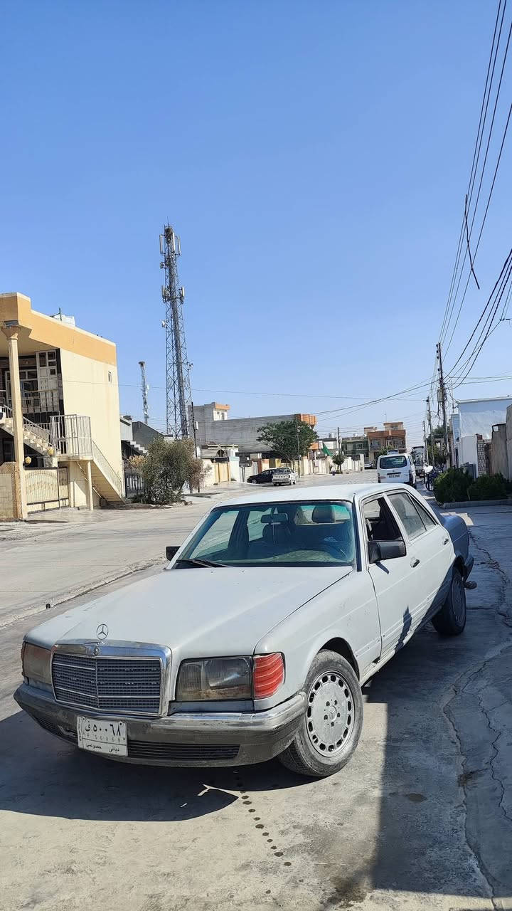 مارسیدس 
بە شەرت گێڕ و مەکینە و ئەکسل
کامل ئەشیای لەگەلە 
بەشەرت حاسیبە و ئەولیات  بۆ خواریش ئەڕوات
١٣ گەڵا و مەعمەلە
***********
