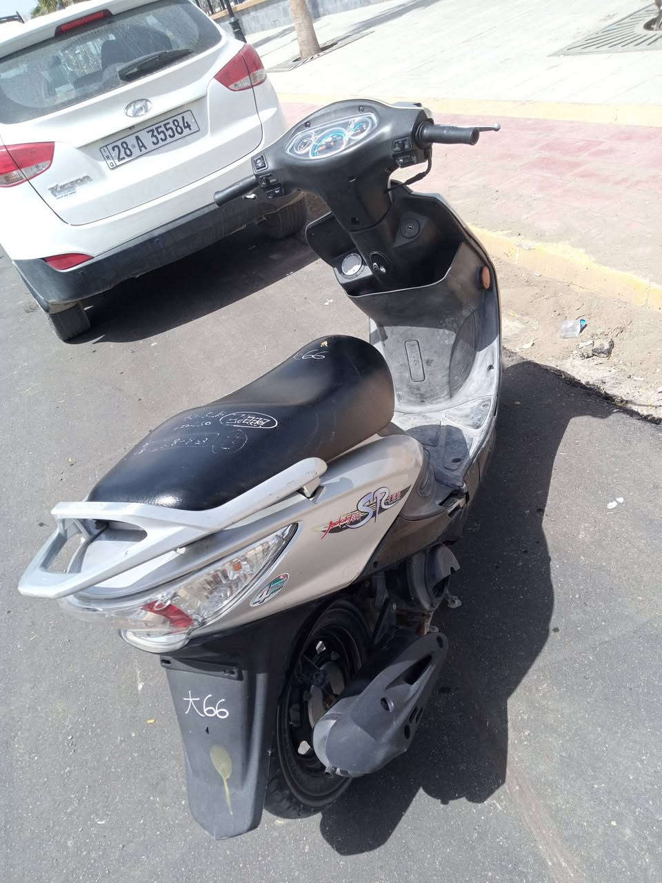 سلام عليكم دراجة كامكو G4 دراجة نضيفة و بلادية من طول لطول مكينة نضيفة ما مفتوحة كفرات نضاف لايت زنون قوي بلادي المبدل بيها فقط صالنصة نوعية تجاري والكابريتر اصلي الباقي ع وضع البلاد سعر 550 بيها مجال شي بسيط تواصل واتساب ***********
