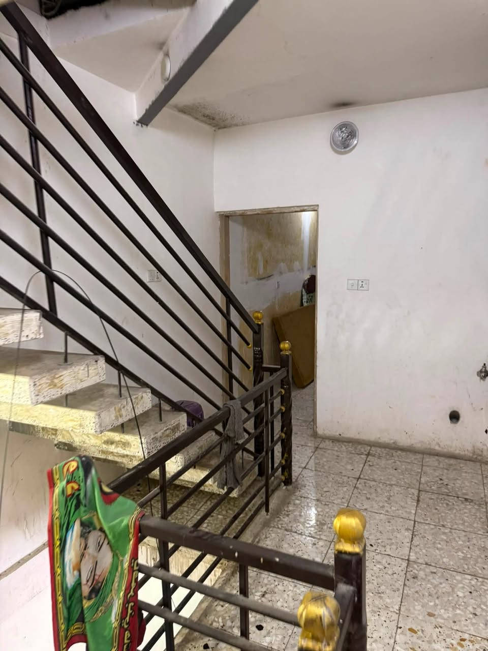 سلام عليكم بيت طابق ثاني ل أيجار يحتوي على غرفتيني گبيره  خدمات حمام مشترك او حولي صغير موقع لبيت البلديات صحفين قرب قلعه لبنان  لبيت طابو استفسار عل رقم ما متواجد عل فيس ***********
