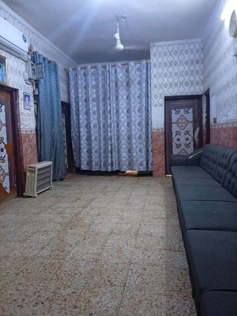 السلام عليكم بيت للبيع بكربلاء شارع ابو طالب نهايته البيت طابو صرف سند (25)البيت طابوك طابقين  سند (25) البيت بي ست غرف وصاله وستقبال وصحيات العدد ثلاثه  قريب علي المدارس وسوك وكلشي متوفر يمه وعن الامام كيلوين واكثر شي نروح مشي  وسعره البيت (220)وبي مجال الشراي يخابر  ع هذا رقم مساحت البيت (150) متر(***********)
