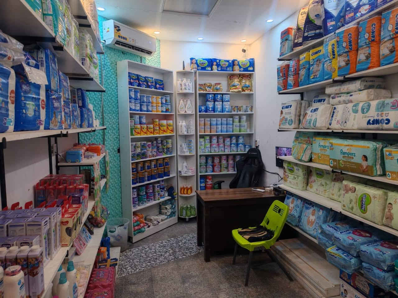 **إعلان بيع محل مستلزمات أطفال جاهز بالكامل وبسعر مناسب.**
 📢 **فرصة تجارية: محل مستلزمات أطفال للبيع**
 * **نوع العرض:** محل كامل للبيع (شلعة كاملة) بكافة تجهيزاته.
 * **الموقع:** حي الحسين – شارع 20 – بجوار علوة حي الحسين.
 * **السعر المطلوب:** 6,700,000 دينار عراقي (وقابل للتفاوض للجادين).
 * **للتواصل والاستفسار:** ***********
