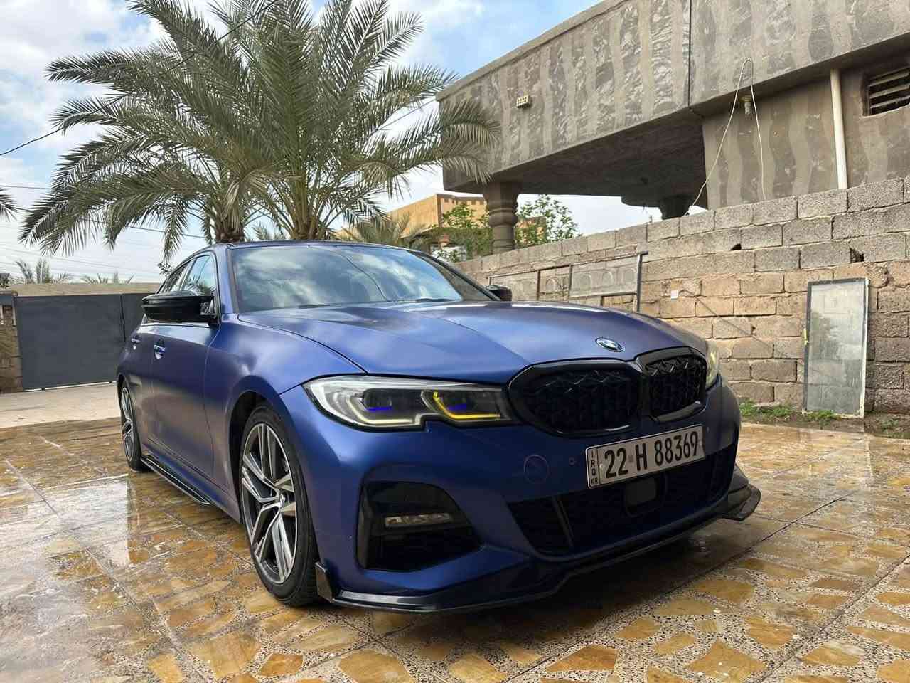 🚗 سيارة للبيع: BMW 330i (أعلى فئة)
المواصفات الأساسية:
 * المحرك: 4 سلندر تيربو (دفع خلفي RWD) ⚡
 * المسافة المقطوعة: 60 ألف ميل 🛣️
 * اللون الخارجي: أزرق مميز 🟦
 * الداخلية: تطعيمات كاربون فايبر 🏁
المواصفات والإضافات:
 * شوتر رياضي 🚀
 * دفيوزرات كاملة 🔥
 * نظام صوتي فاخر Harman Kardon 🔊
 * رادارات أمامي وخلفي 📡
 * نظام كشف النقاط العمياء 👁️
 * نظام الحفاظ على المسار (Lane Assist) 🛣️
 * مثبت سرعة ذكي ⚙️
 * دخول وتشغيل ذكي (بصمة) 🔑
 * شاشة كبيرة + نظام iDrive 🖥️
 * إضاءة محيطية داخلية (Ambient Light) 💡
 * سقف بانوراما ☀️
الحالة والصيانة:
 * الضرر: موضح بالصور (نصف جاملغ أمامي عكس السايق، بدون إيرباك، مع طخطخات بسيطة) 📸
 * الصيانة: معتمدة لدى Pitstop (حي الجامعة) 🛠️
 * الحماية: ضمان 5 سنوات نانو سيراميك / حماية (PPF) 🛡️
 * الملاحظات: السيارة صفر مسج (خالية من أي أخطاء أو أعطال)، ولا تحتاج أي مصاريف 💯
السعر والمعلومات:
 * السعر: 270 ورقة ($27,000) 

 * الموقع: بغداد / الأعظمية 📍
 * للتواصل والاتصال: *********** 📞
