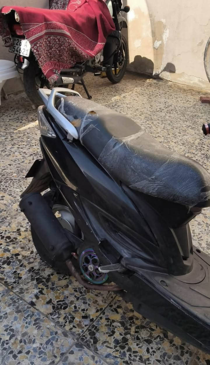 سلام عليكم الدراجه للبيع قبل5 اشهر طالعه من الوكيل بس بيه خيط بخار مرات يكطع مرات بلدوسه 
 شراي رقمي ***********
