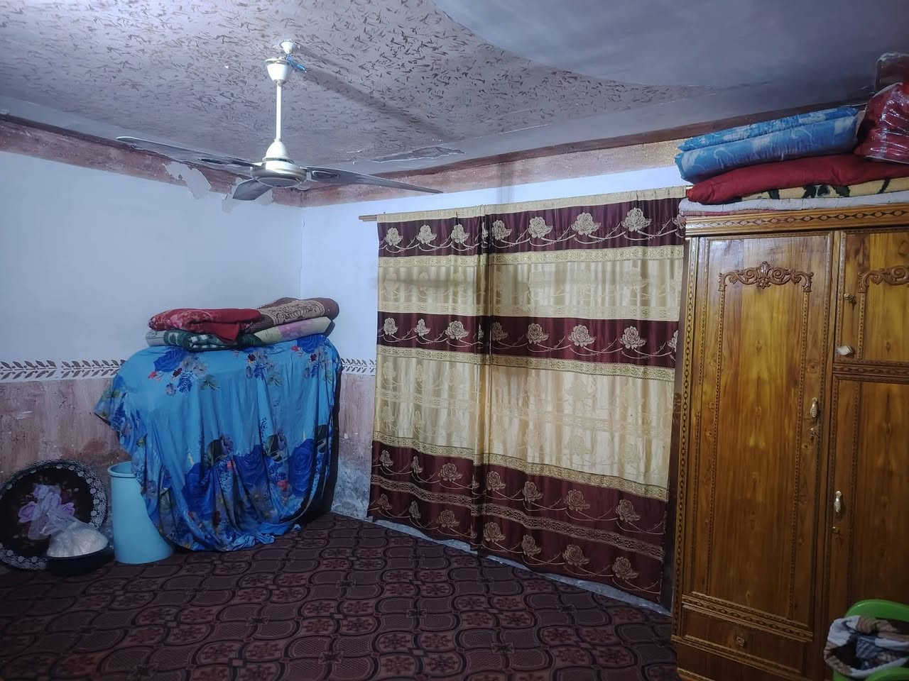 سلام عليكم بيت للبيع لمساحه لكل450،/ مضيف 3غرف حمام خارجي وداخلي لبيت هول مطبخ2، بيتونه ودرج لبيت سيراميك وصب كونكريت جاهز ما تصرف علي ربع وصاير بنهايت شارع يعني اخر بيت هوه مرتاح من كلشي لبيت جدا جبير ومناسب سعر 38 الارض زراعي سند ،مو تجاوز مكانه بين حي عرار وبين حي سكينه تابع لحي سكينه لبيت مكانه عل شارع لعام جدا راقي لمكان يناسب ابو لعائله لجبيره، ***********
