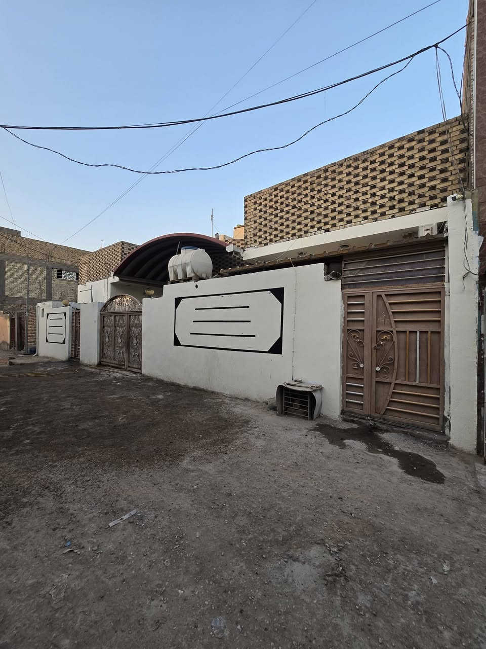 بيت لبيع بشارع المطار الجديد قرب اسواق دكان مكان راقي البيت بصف الشارع العام المساحه ٢٥٠متر مربع  يحتوي على غرف ٤ وصاله ومطبخ وستقبال ومكاشيف ٣ وطارمه وصحيات عدد٣ البناء طابوك كونكريت مسلح السعر ١٢٥ مع المجال قليل  للستفسار ***********مكتب بركات ام البنين قرب مثلجات سنبله
