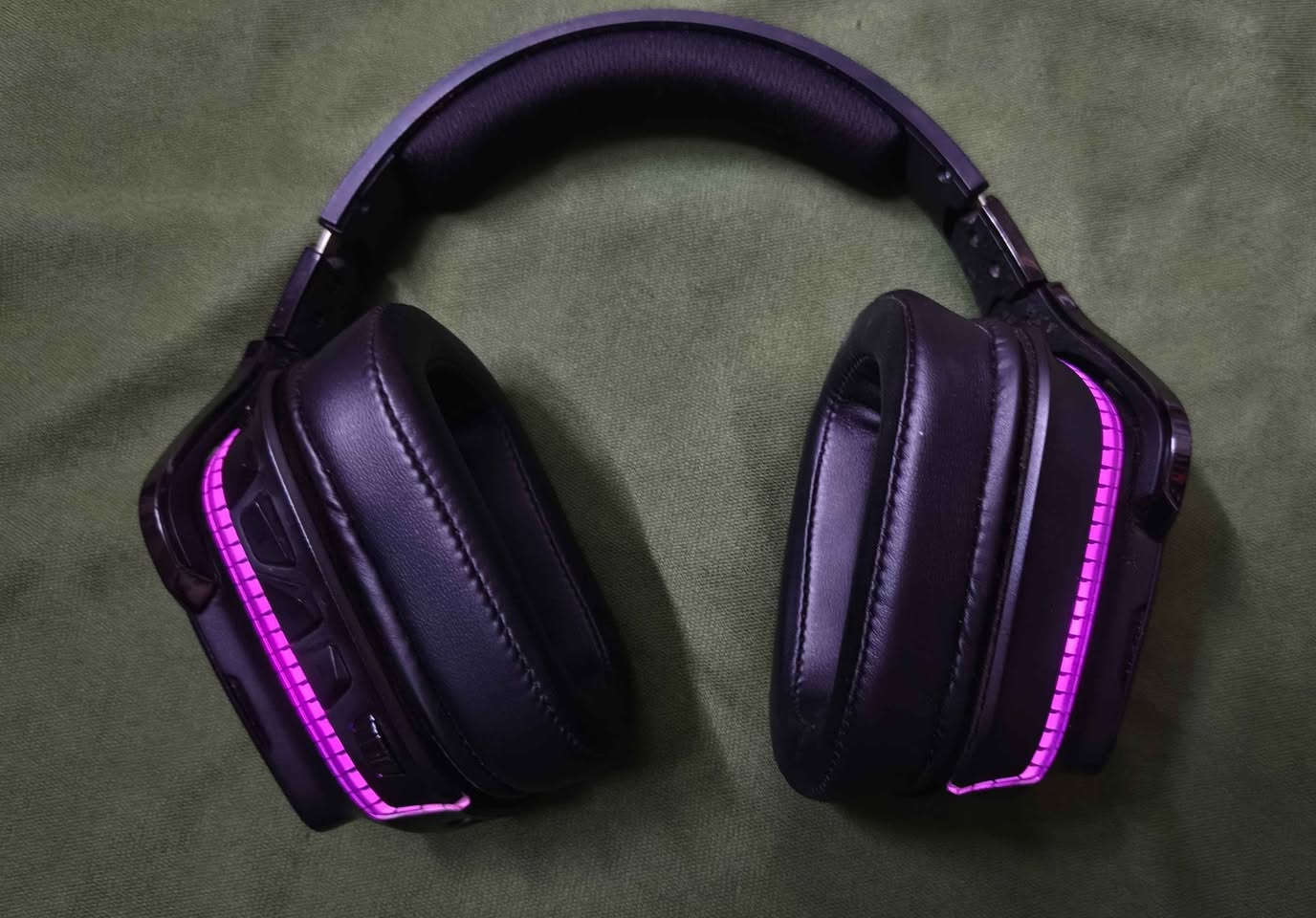 🔥 للبيع: سماعة الألعاب اللاسلكية Logitech G935 Wireless (بحالة ممتازة) 🔥
سماعة ألعاب احترافية غنية عن التعريف من لوجيتك، تجمع بين الصوت المحيطي الرهيب والراحة في الاستخدام. السماعة بحالة نظيفة جداً وقليلة الاستخدام كما موضح بالصور.
المواصفات وحالة السماعة:
الأداء والصوت: صوت محيطي 7.1 حقيقي (DTS Headphone:X 2.0) ممتازة جداً للألعاب التنافسية (تحديد الاتجاهات) والأفلام.
النظافة والخامة: الجلد والإسفنج بحالة ممتازة ونظيفة وبدون تشققات، الشخوط لا تذكر.
الشحن والبطارية: شحنها ممتاز جداً وتطول لعدة ساعات لعب متواصلة.
الإضاءة: إضاءة RGB شغالة بالكامل وبشكل ممتاز مع إمكانية تخصيصها عبر برنامج Logitech G HUB.
الملحقات: الكيبل الأصلي موجود + الكارتونة الأصلية موجودة (بها تضرر بسيط بالخارج فقط لكن تدعم السماعة وتضم ملحقاتها).
💰 السعر: 85,000 دينار عراقي
مكاني نجف
رقمي واتساب *********** النجف, العراق
