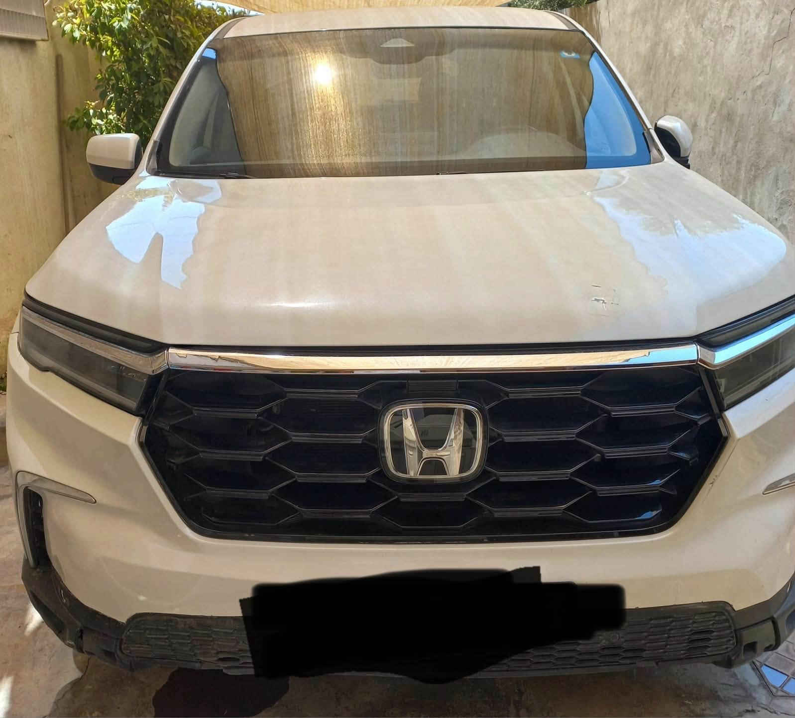 هوندا بايلوت 2024 

وارد أمريكي     ماشي 17000

محرك 3500cc 6V تنفس طبيعي 

مواصفات:

ناقل حركه 10سرعات (الكير)

عدد راكبين 8

نظام دفع رباعي مع تغير وضعيه القياده 

حساسات اماميه وخلفيه 

رادار امامي 

مثبت السرعه تكيفي 

تحذير مغادره المسار 

تحذير اصطدام امامي 

بريك طوارئ أوتوماتيك 

مراقبه نقطه عمياء 

السعر 28000$

للاستفسار اكثر تواصل على الرقم:

***********
