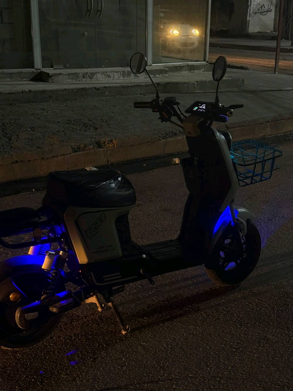 *السلام عليكم ورحمة الله وبركاته* 👋
*ماطور R8* 🛵  
*5 بطاريات* 🔋  
*شغال كامل* ✅  
*كله شرط* 💯  
وعل فحص 🌪
*نضافة فول* ✨  
*السعر 350قفلل* 💵  
*المكان موصل* 📍