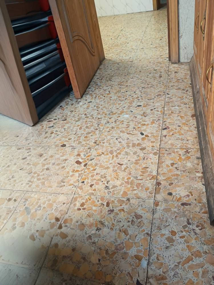 بَـيت للبَـيع.
الموقع:  حي البكرلي - حسينية السفير - حيث تتوفر جميع الخدمات. 

التفاصِيل: 

المساحة: 80 مَـتر، زراعي. 

يتكون من طابقين
الطابق الأول: يتكون من هول - مطبخ - غرفة - استقبال - طارمة
الطابق الثاني: يتكون من غرفة كبيرة الحجم تحتوي على حمام داخلي
كما يحتوي على سطح 

السعر: تجون وبيكم خير وتدللون. 
رقم الهاتف: *********** حلة, بابل
