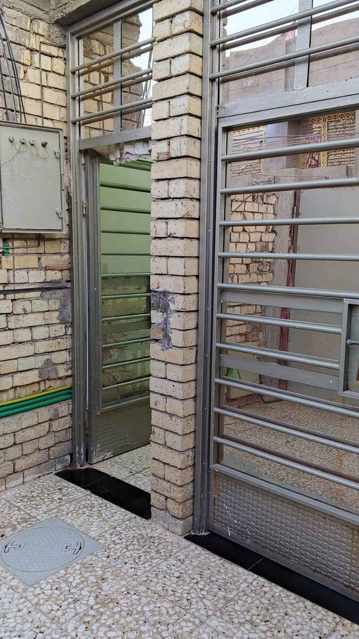 دار 🏠 للبيع مساحة 100 متر زراعي سند 25 قاط واحد بي غرفة نوم وحدة ومطبخ حار بارد وستقبال وممر وصالة وحمام خارجي وحمام داخلي وبيتونة وصطحين وستاير العنوان حي الرئاسة شارع عشرين كاع ابو رشاد كاملة خدمات مي مجاري كهرباء مقرنص تبليط السعر خاص ***********
