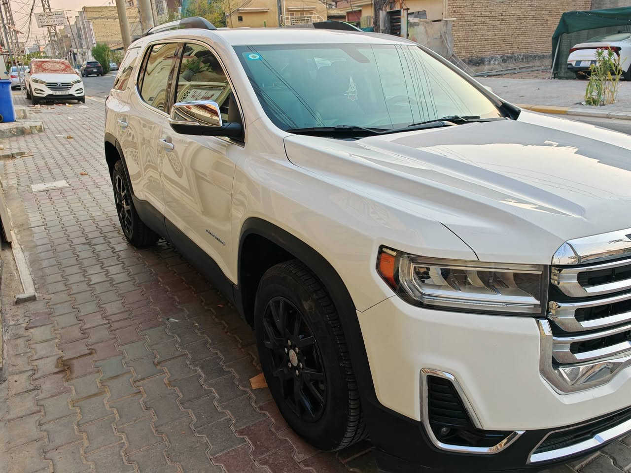 🚗 للبيع: جي إم سي أكاديا (GMC Acadia SLT) موديل 2020 — بحالة ممتازة
📌 المواصفات الأساسية:
 * الماركة والموديل: جي إم سي أكاديا (GMC Acadia)
 * الضرر : جهة السائق صور الحادث مرفقة
 * الموديل: 2020
 * الفئة: SLT
 * المحرك: 6 سلندر سعة 3.6 لتر (V6)
 * نظام الدفع: دفع رباعي مستمر (AWD)
 * اللون الخارجي: أبيض
 * رقم الشاصي (VIN): 1GKKNULS3LZ213589
🌟 أبرز مواصفات فئة SLT:
 * شاشة معلومات وتحكم لمس تدعم Apple CarPlay و Android Auto
 * نظام تكييف أوتوماتيكي متعدد المناطق (تكييف خلفي مستقل)
 * مقاعد جلد مع تحكم كهربائي
 * كاميرا خلفية وحساسات مساعدة على الركن خلفي و حساسات جانبية
 * نظام دخول بدون مفتاح بصمة ٤ ابواب وتشغيل بضغطة زر (مع خاصية التشغيل عن بعد) صندوق كهربائي مع حساس فتح بالرجل
 * أنظمة أمان ومساعدة سائق متطورة (مثبت سرعة، تنبيه النقاط البيضاء، وغيرها)
 * المسافة المقطوعة (العداد): 168 كيلومتر
 * الفحص و السنوية: هزة جديدة +سنوية جديدة باسمي
 * السعر المطلوب: 195 مع مجال بسيط 
 * موقع : كربلاء المقدسة 
 * للتواصل: 📞 ***********

