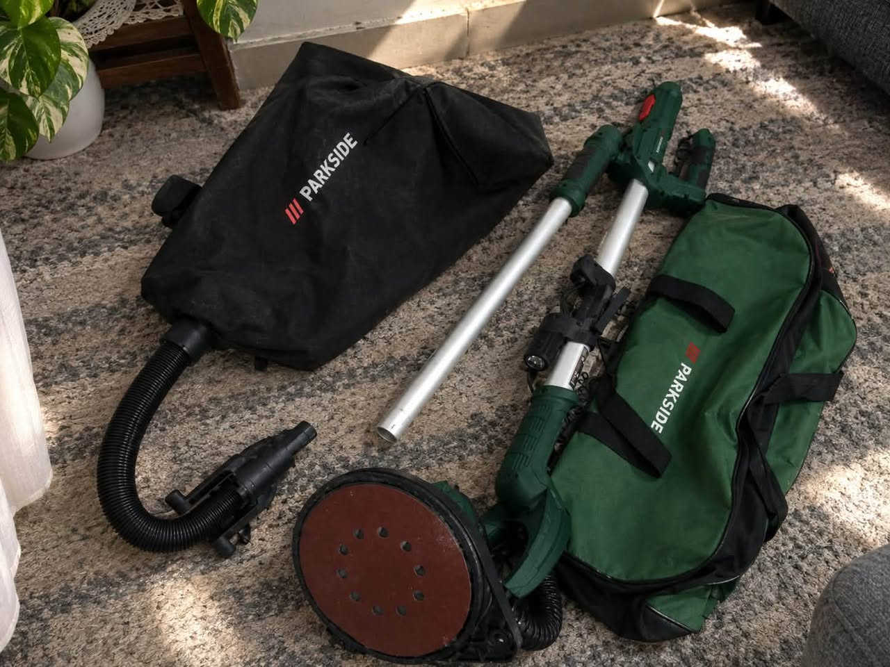 صنفرة كهربائية PARKSIDE للبيع 🔧 
مستخدم 
بحالة جيدة وتعمل بشكل جيد، مناسبة لصنفرة وتنعيم الخشب والأعمال المنزلية. تأتي مع الحقيبة والملحقات الظاهرة بالصورة
***********.
