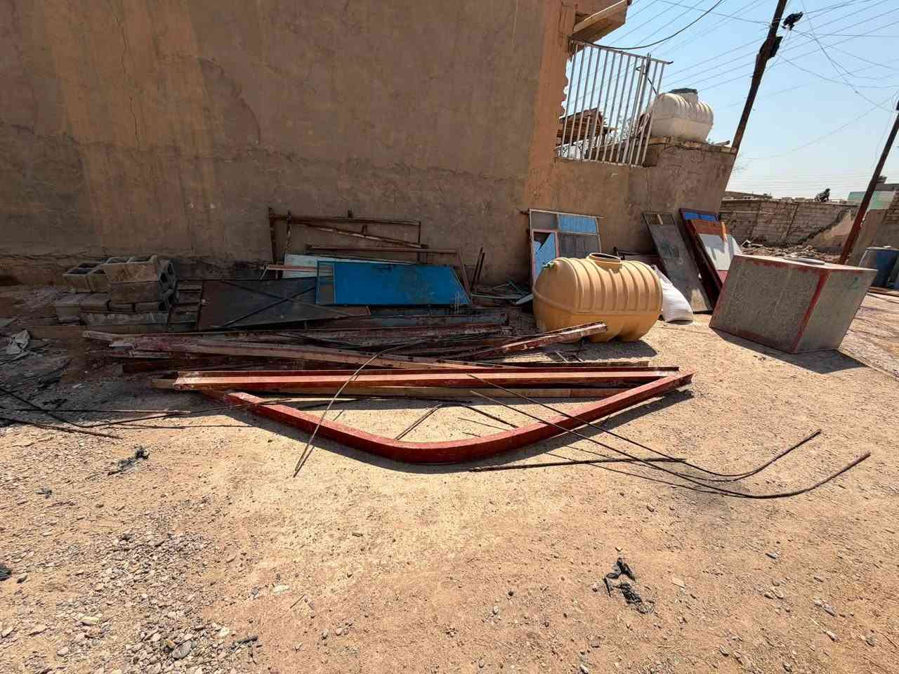 للبيع شلمان ٤ أمتار و٣ونص ٢٢شلمانه بس ثنين معوجه وباقي كلهن نضيفات زاد بيبان وشبابيج وهنكلاين جيبلك كيه حمل مكاني بغداد المعامل شاعوره ام جدر الاستفسار***********
