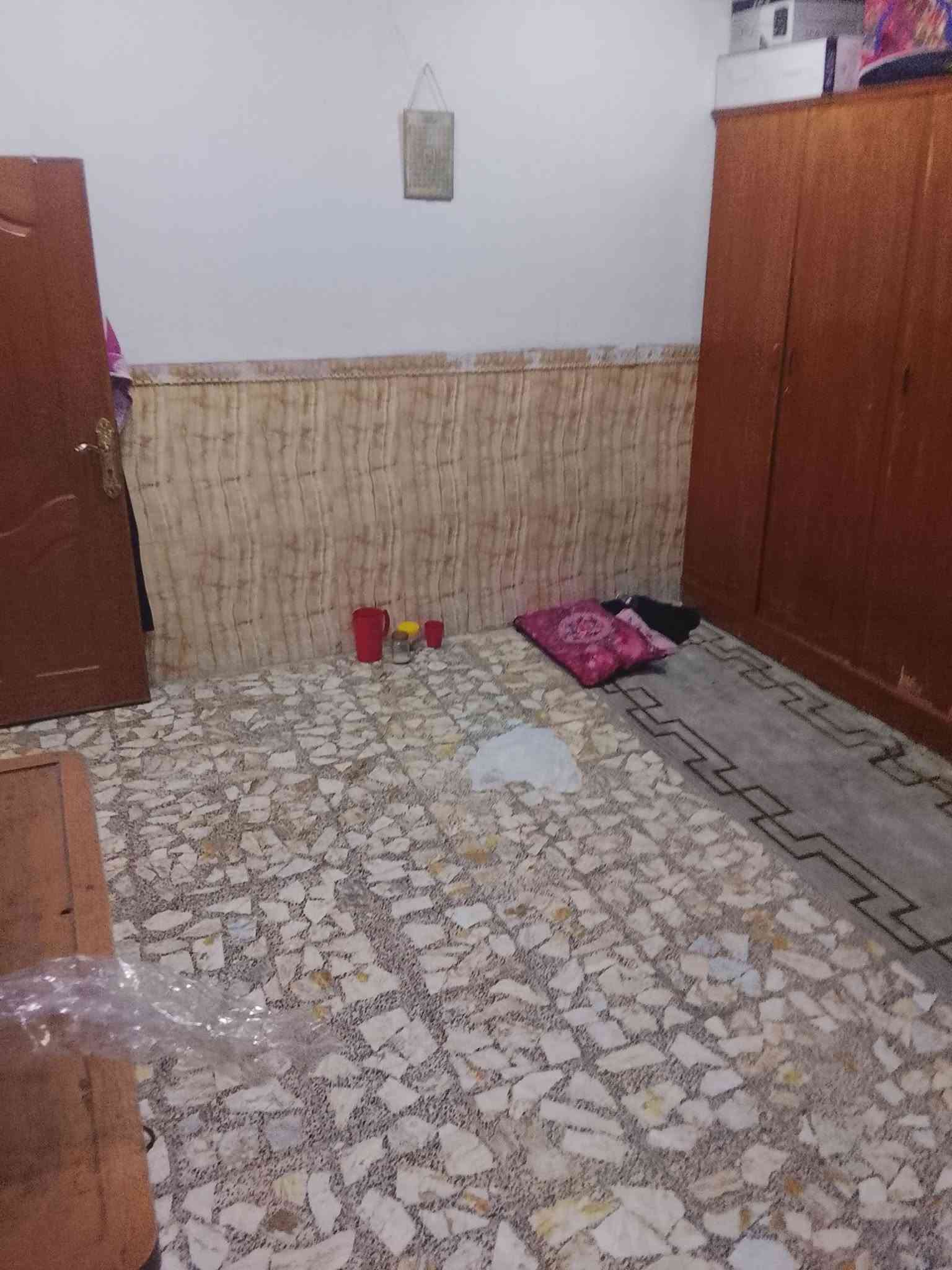 بيت للبيع بشارع المطار القديم مقابيل الجامع الذهبي قرب مدرست الجنائن 100متر مربعه اساس صب سقف صب بناءبلوك طفيلي كاشي درجه وله وسيراميك كله سقوف ثانيويه بي 3غرف وحده جوه وثنين فوك واستقبال وصاله ومطبخ وحمام جوه وحمام فوك وحمام خرجي البيت شغل درجه ولوه وكامل مرقم ومشمول بل تطويب قرار 25 ابيت قريب عل شارع يعني يبعد 200متر عن الشارع المطار القديم سعره 38وبيه مجال رقمي ***********
