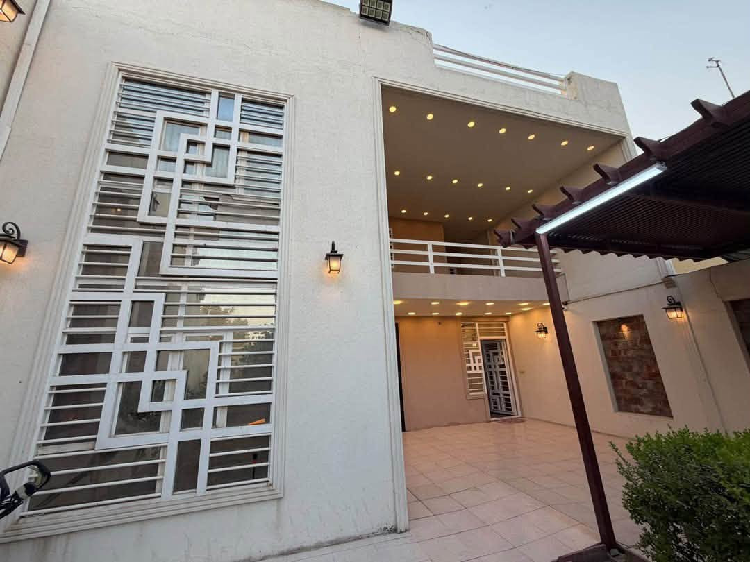 افخم وأجمل دار سكني بمساحة 250 متر بكل قرية الغدير ألأولى 
محافظة النجف الأشرف 
ومقابيلة حديقة تابعة للدار مساحتها 200 متر مسيجة ومسقفة وجاهزة
واتجاه الدار مشرق
يحتوي الدار أربعة غرف نوم واحدة في الطابق الأرضي وثلاثة في الطابق الاول
الدار متعوب عليه ويحتوي الكثير من الإضافات والتعديلات ويباع مع الأثاث كاملاً مايحتاج اي شي فقط تسكن مباشرةً
الملكية طابو مُلك صرف سند حُر 
لمعرفة السعر والتفاصيل ولمعاينة الدار اتصل بنا
***********
مكتب عقارات صادق الخزعلي
