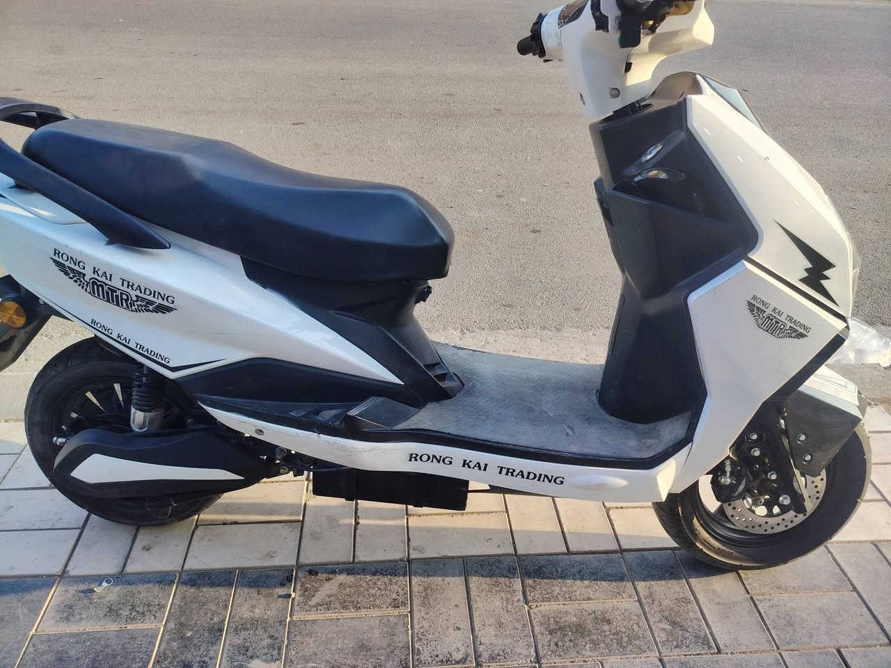 شحن • ٦ بطاريات • نضيفه