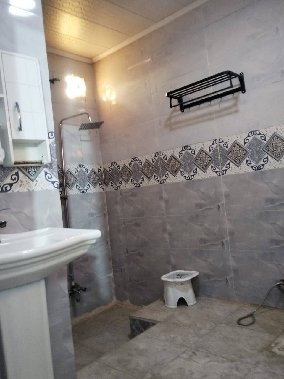 🏡 بيت طابقين للبيع في كربلاء يرهم اقساط (قرب جامعة كربلاء فريحة) شارع اسواق ركن الجامعة، يبعد 10 دقائق عن الإمام (ع) وقريب من طريق المشاية والمواكب.
البيت يقع على ساحة، ومساحته 100م² - طابقين - سند قرار 25.
البيت جاهز للسكن، كامل ماء وكهرباء، وارضية وجدران.
الأرضي: غرفة نوم، صالة، استقبال، مطبخ، حمام داخلي وصحيات خارجية.
الثاني: غرفتين نوم، صالة كبيرة، مجمع صحيات، بلكونة.
بسعر 83 مليون (وقابل للتفاوض).
📞 للاستفسار اتصل على الارقام متوفر واتساب
***********
***********
