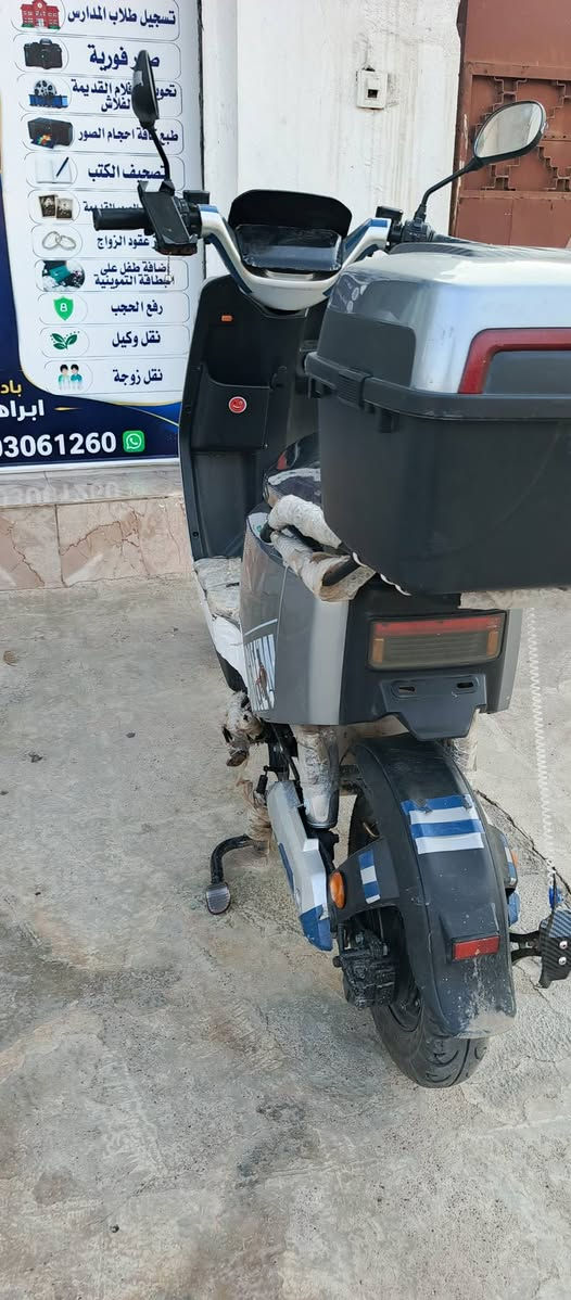 للبيع: دراجة شحن KOREA-MR 318 (موديل حديث)
النوع والماركة: KOREA-MR (318 NEW)
الحالة: نظيفة جداً بحالة الزيرو (نايلون الشركة متواجد على العاكس والأرضية)
اللون: رصاصي مميز (Grey) مع لمسات بيضاء وسوداء
المواصفات والمميزات:
الإضاءة: لايتات أمامية LED مزدوجة بتصميم عصري (عدسات مع إطار برتقالي) + إشارات جانبية LED.
نظام التشغيل: نظام تشغيل حديث (بصمة / كارت NFC / سويج) مع شاشة رقمية (ديجيتال).
المحرك والأداء: شلعة وقوة ممتازة 
العنوان موصل حي الزهراء 
السعر: [550] (قابل للتفاوض البسيط)
***********
