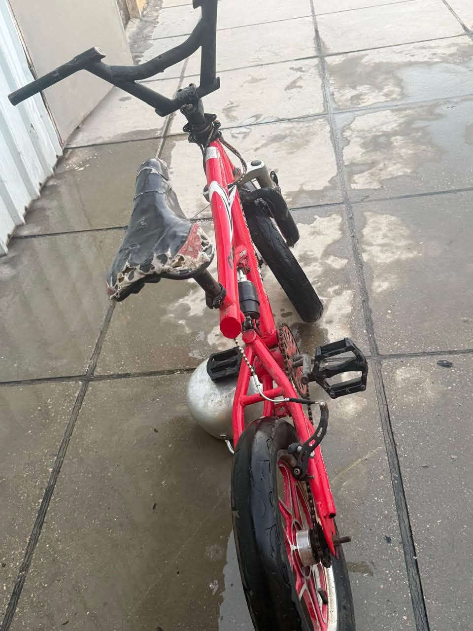 السلام عليكم بايسكل bmx للبيع لون احمر للتواصل بريك فقط بل دواسات او البايدر للتواصل ***********
