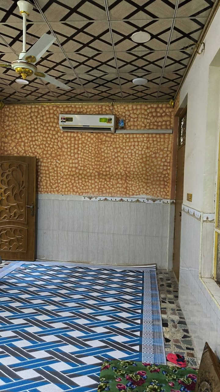 دار للبيع مساحة ١٤٠ متر طابقين يحتوي على طارمة جبيرة 
استقبال صالة ومطبخ ومكشوفة وغرفة صحيات داخلية وخارجية الطابق الثاني ٣ غرف نوم وصالة وحمام 
العنوان شارع المطار الجديد قرب قاعة الياسمين سعرة ٩٠ وبي مجال الاستفسار ***********
***********
