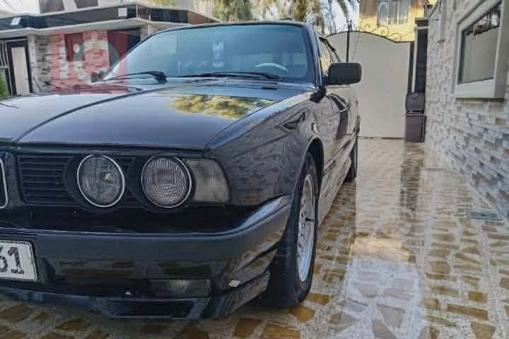 السلام عليكمBMW 520
موديل ١٩٩١ 
تبريد ثلج محرك كبس
كير عادي
رقم نينوى إنكليزي
محرك ذهب شرط كيرجديدشرط
كابون موجود
صبغ جماليه
منظومه غاز حديثه
داخل ابيض 
رقم الهاتف ***********
