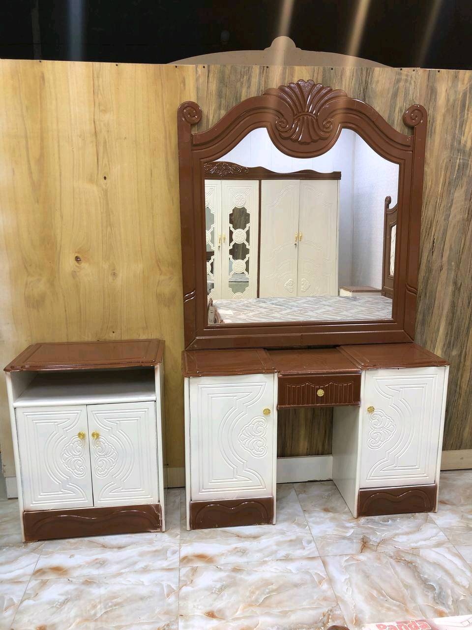 غرفة اخشاب  بسعر مليون و350 توصيل 50 الف  

⚜️تفاصيل الغرفة ....⚜️

صاج خارج ٤ملم ام دي اف 🪭
وداخل صاج ٣ملم 
صبغ مرمري درجة اولى 


عدد القطع  ٧ قطع 😍
1 //جرباية  قياس  ١٦٠ × ٢٠٠ 
//ميز جانبي ايسر قياس ٥٠
2// وميز  جانبي  قياس ٥٠
3// زاوية ارتفاع مترين عرض ٨٠
4// وميز بلازمه  
5//وميز مراية ارتفاع مترين عرض ١٢٠
6// وكنتور ٦ باب  ارتفاع مترين و١٥ طول ٣ متر و١٥

القطعه الثامنة حسب الطلب شازلون
سعرها ٥٠ الف ❤️
طابوريه ١٥ ❤️
