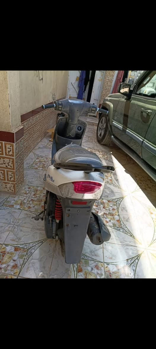 السلام عليكم 
دراجة ماكس مزودة بوشة ٥٥ شلعتها تخبل
ودراجة نضيفه گدامكم بالصورة
السعر ٣٥٠وبيها مجال للشراي 
للبيع او مراوس بـ اي دراجة 
تواصل
***********
واتساب
