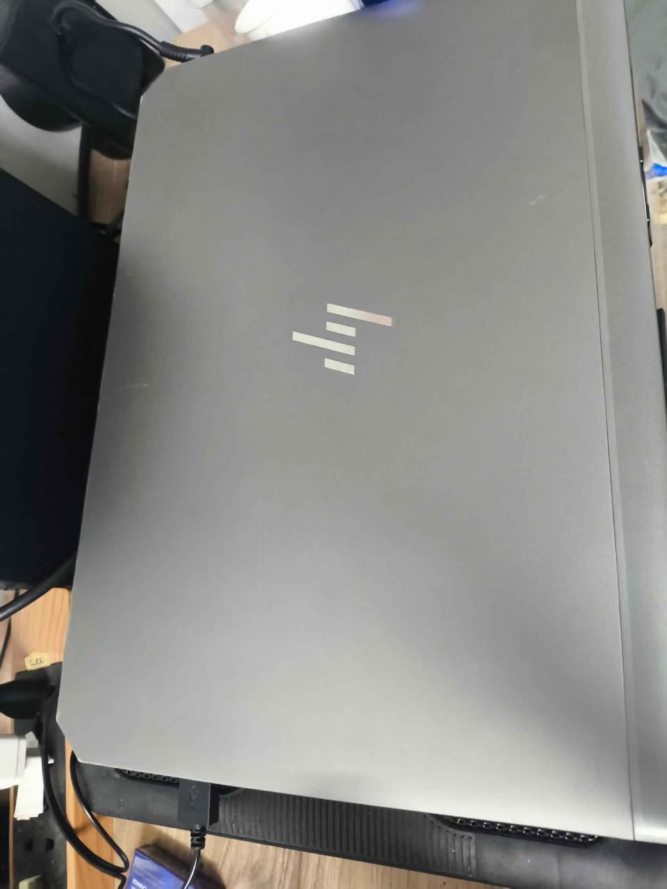 لابتۆپێکی پراکتیکی و ئەندازیاری HP ZBook 15 G5 (تایبەت بە کارە قورسەکان)
لابتۆپێک لە فێی Workstation کە ناسراوە بە بەهێزی و بەرگەگرتن و ئەدای بەرز لە بەرنامە ئەندازیاری و دیزاینەکاندا.
مۆدێل: HP ZBook 15 G5
پرۆسێسەر (CPU): Intel Core i7-8850H (٦ کۆر / ئەدای زۆر بەرز)
ڕام (RAM): 32GB DDR4
کارتی شاشە (GPU):
NVIDIA Quadro P1000 بە قەبارەی 4GB (زۆر باشە بۆ بەرنامەکانی ڕێندەر و دیزاین)
Intel UHD Graphics 630 (ناوخۆیی)
بیری هەڵگرتن: SSD 512GB + HDD 1TB
باری ئامێرەکە: [لێرە باری ئامێرەکە بنووسە: زۆر خاوێنە / زۆر باشە]
تێبینییەکان: ئامێرەکە گونجاوە بۆ خوێندکاران و دەرچووانی بەشە ئەندازیارییەکان، دیزاینەران (AutoCAD, SolidWorks, Premiere, Photoshop)، کارە ئیدارییە قورسەکان و یارییە مامناوەندەکان.
نرخی داواکراو: [600هەزار ومةجال]
شوێن / پەیوەندی: هۆلێر ***********
#لابتۆپ_بۆ_فڕۆشتن #HP_ZBook #لابتۆپی_ئەندازیاران #لابتۆپی_دیزاین #مووسڵ #بەغدا #هەولێر
❗❗عربي 
لابتوب عملي وهندسي HP ZBook 15 G5 (مخصص للمهام الثقيلة)
لابتوب من فئة Workstation المعروفة بقوة التحمل والأداء العالي في البرامج الهندسية والتصميم.
الموديل: HP ZBook 15 G5
المعالج (CPU): Intel Core i7-8850H (6 كور / أداء ممتاز)
الذاكرة العشوائية (RAM): 32GB DDR4
كرت الشاشة (GPU):
NVIDIA Quadro P1000 بسعة 4GB (ممتاز لبرامج الرندر والتصميم)
Intel UHD Graphics 630 (مدمج)
التخزين SDD512 HDD 1T
حالة الجهاز: [اكتب حالته هنا: نظيف جداً / ممتازة]
ملاحظات: الجهاز مثالي لطلاب وخريجي الهندسية، المصممين (AutoCAD, SolidWorks, Premiere, Photoshop)، والمهام الإدارية الثقيلة و الالعاب المتوسطة 
السعر المطلوب: [600 ألف ومجال ]
المكان / التواصل: [اربيل ***********]
#لابتوب_للبيع #HP_ZBook #لابتوب_مهندسين #لابتوب_تصميم #الموصل #بغداد #أربيل أربيل, العراق
