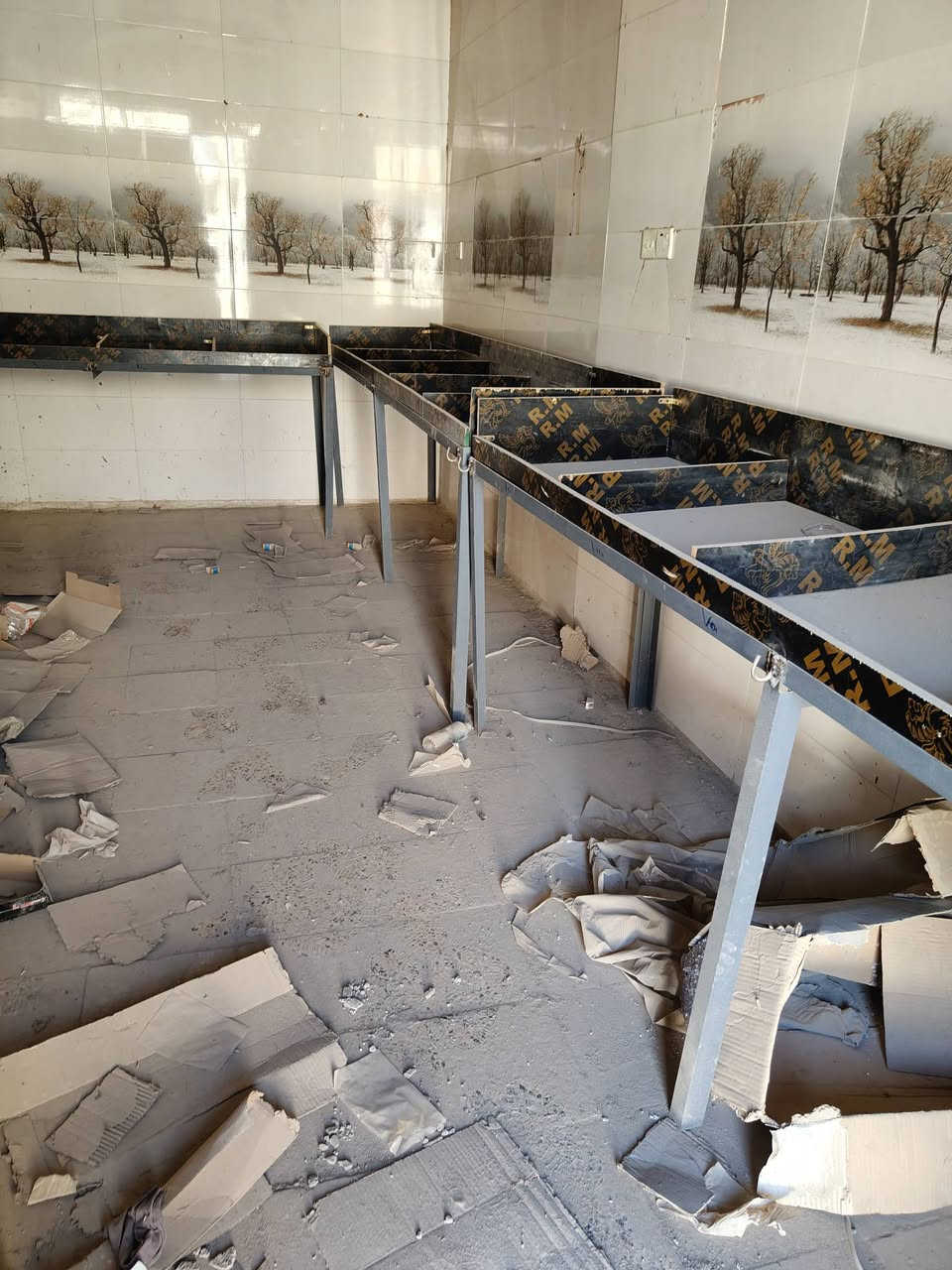 السلام عليكم متاح ميوزه محل للبيع ثنين طول 3 متر واحد طوله مترين وستين سانتيم مكاني بغداد الراشديه منطقة الانتصار الرقم ***********
