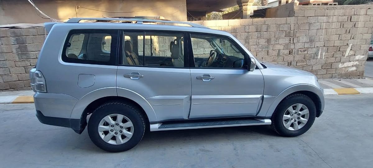 السلام عليكم سيارة باجيرو للبيع موديل 2009 فول مواصفات كشنات كهرباء فتحة مري شفط دمام شاشة وكامرة تبريد ثلاث قطع بدون لا ضربة ولاصبغ ولا تبديل كلين كير محرك خير من الله  محرك 6 سلندر رقم بغداد انكليزي باسمنة ورقم رباعي مميز مكاني الانبار الفلوجه للتواصل *********** واتساب او اتصال  السعر 135
