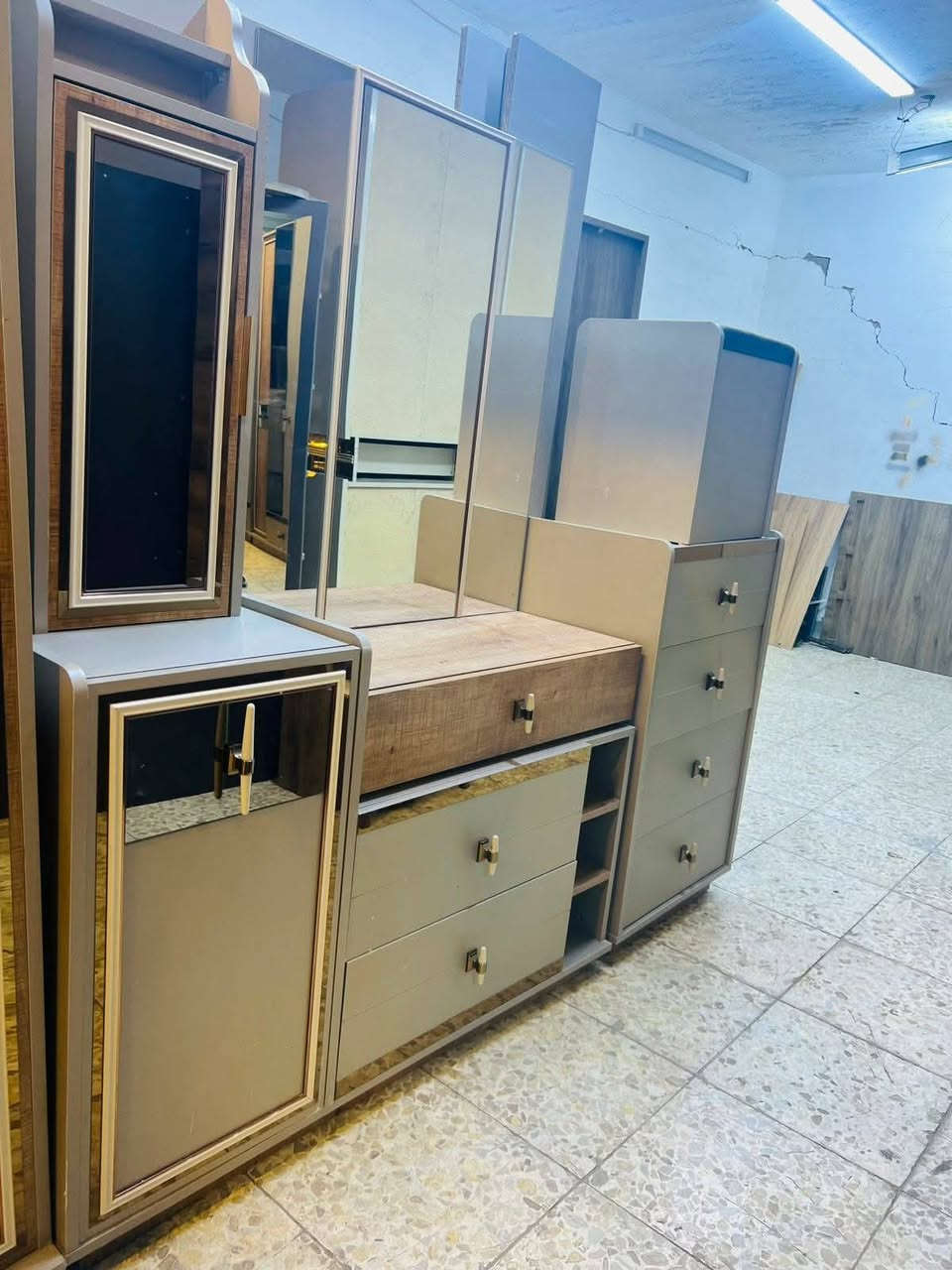 غرفه تركيه مودرن اصلي حديث نضام هايدروليك  10قطع   نظافته 95/💯💥
سعره 950

واصل شد ونقل داخل بغداد مجانآ

توصيل محافظات أجوور نقل
للحجز راسلني واتس ***********
