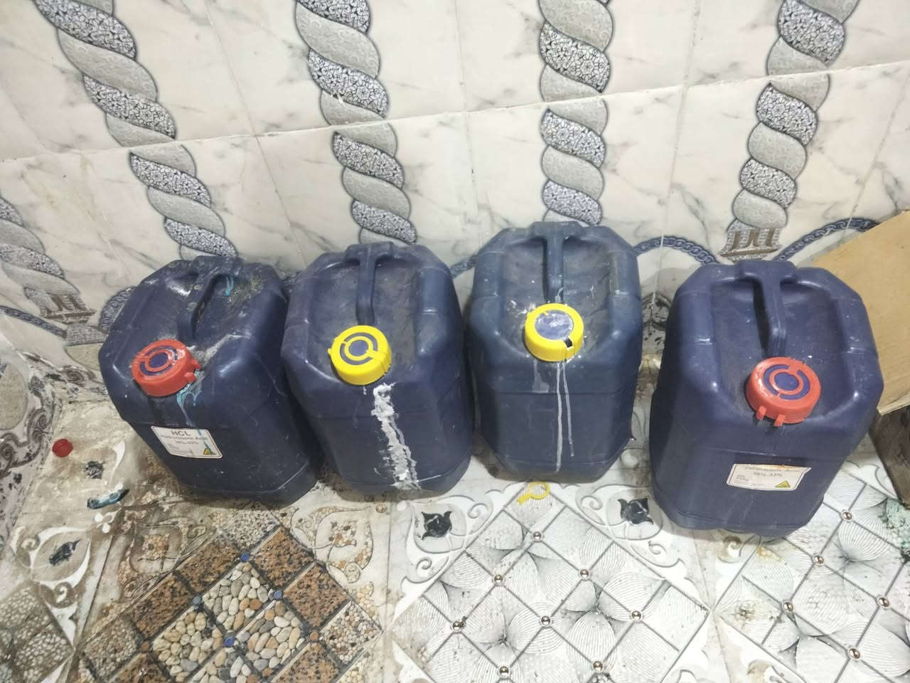 عندي خلاط وبرميل 220 لتر مواد زاهي مال خلطتين كاملات و2 جلكان فلاش 2 جلكان كلور وبرميل 170 لتر اريد ابيعها ب350 الف للتواصل *********** مكاني البصرة يوجد توصيل
