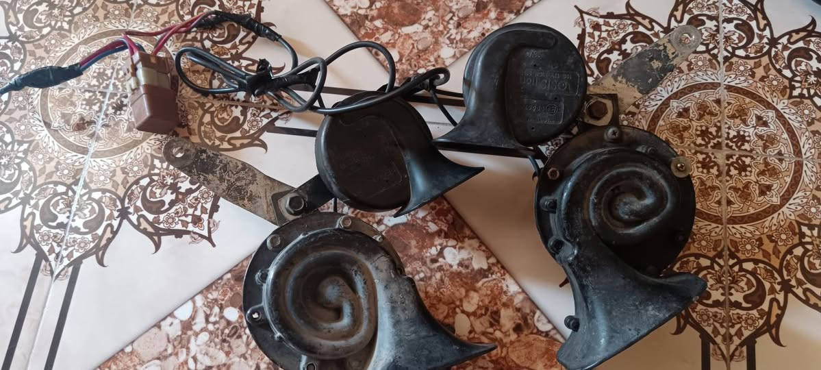 السلام عليكم هورنات بوش ايراني شرط لاتصليح ولا تعبانات وباب اول 
وهورنات ملكيات جداد طخم اربعه لاتصليح ولا عطل بس تعير وشد كبل السعر واستفسار خبر وتدلل ***********
