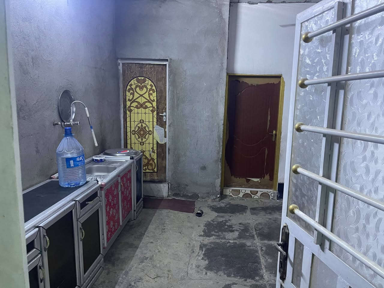 بيت البيع مساحه 100 متر علاونة زعفرانيه شارع المعهد خلف المنصه مجاري ماء كهرباء كلشي متوفر خير من الله رقم الهاتف ***********
