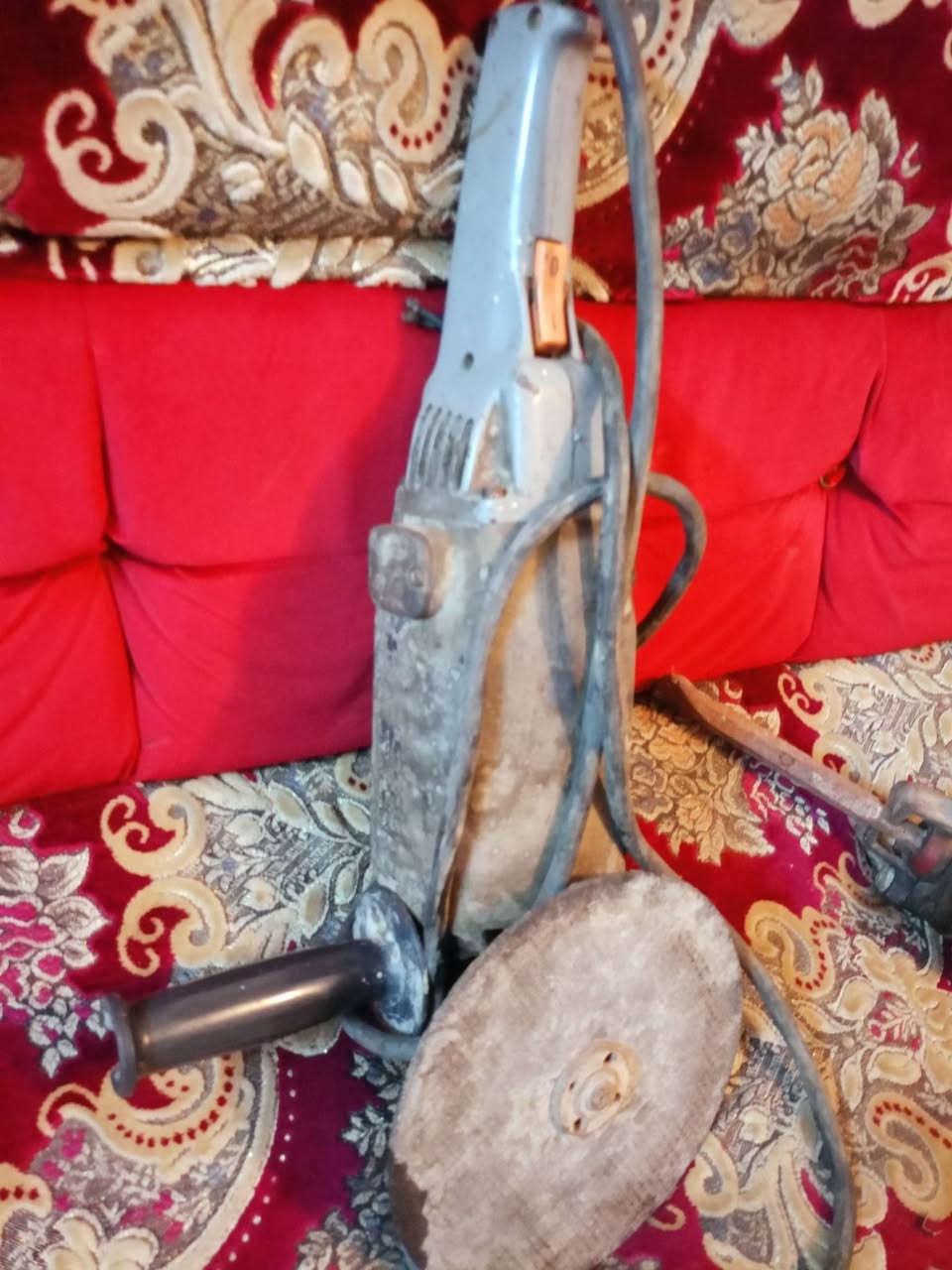 سلام عليكم للبيع دريل همر وكوسرة صناعة اصلية مال اول ياباني على الفحص ب75 الف وبيهن مجال عنوان بغداد ***********
