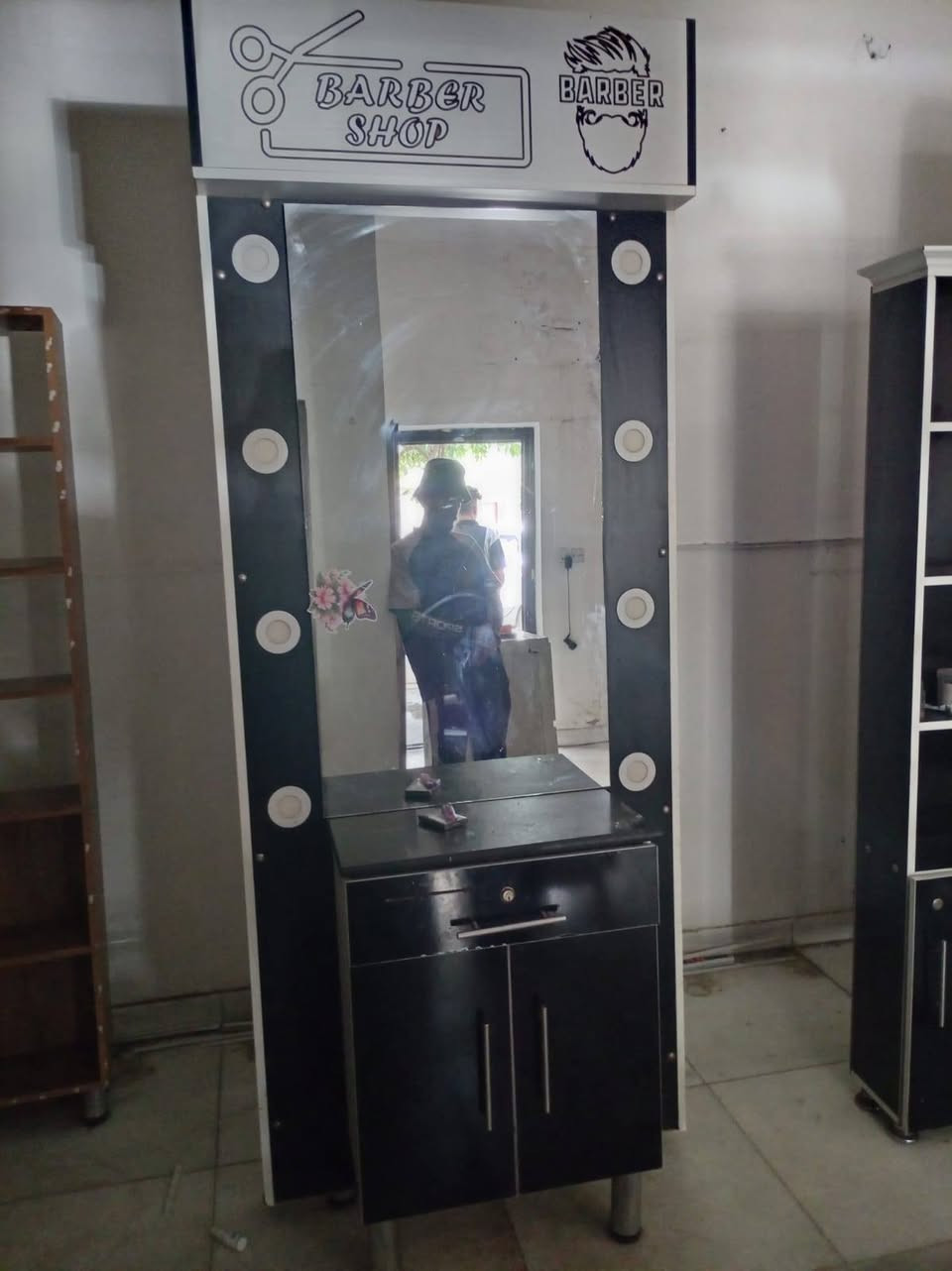 متاح مرايا وميز وسرير يستخدم لليزر
الشراي يتصل *********** سعرهن مناسب
