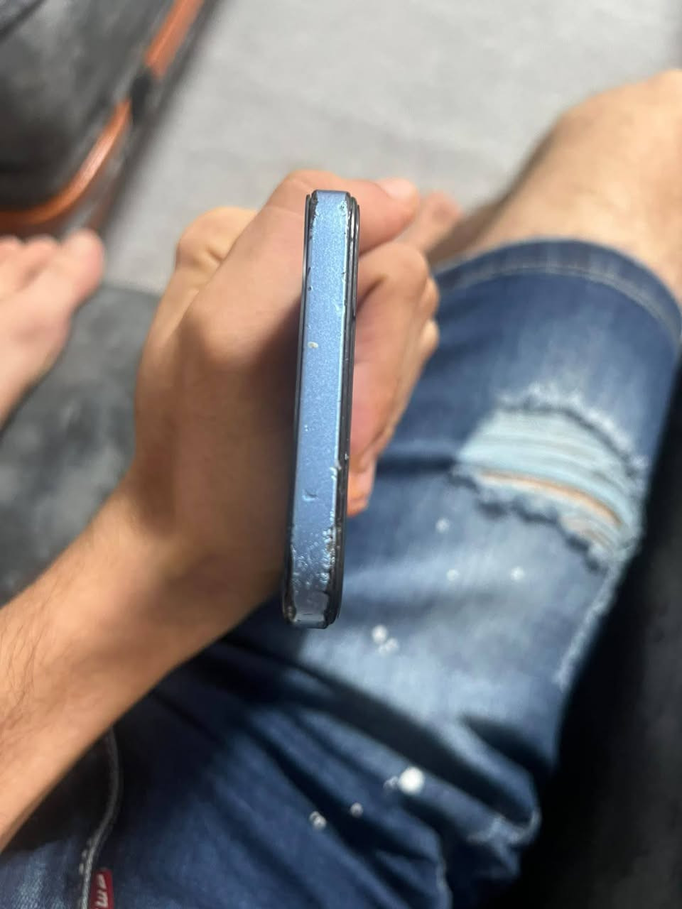 للمراوس شعندك نزل مكاني تكريت

نص مكتوب في الصور:
- كروب لبيع اجهزة الموبايل ... المستع
- مصطفى صلاح • 10m •
- سلام عليكم ايفون xعادي ذاكره256جهاز بطاريه 100جهاز نضيف فقط فيس ايدي واكف مكاني بغداد الحريه سعر 160بي مجال ***********