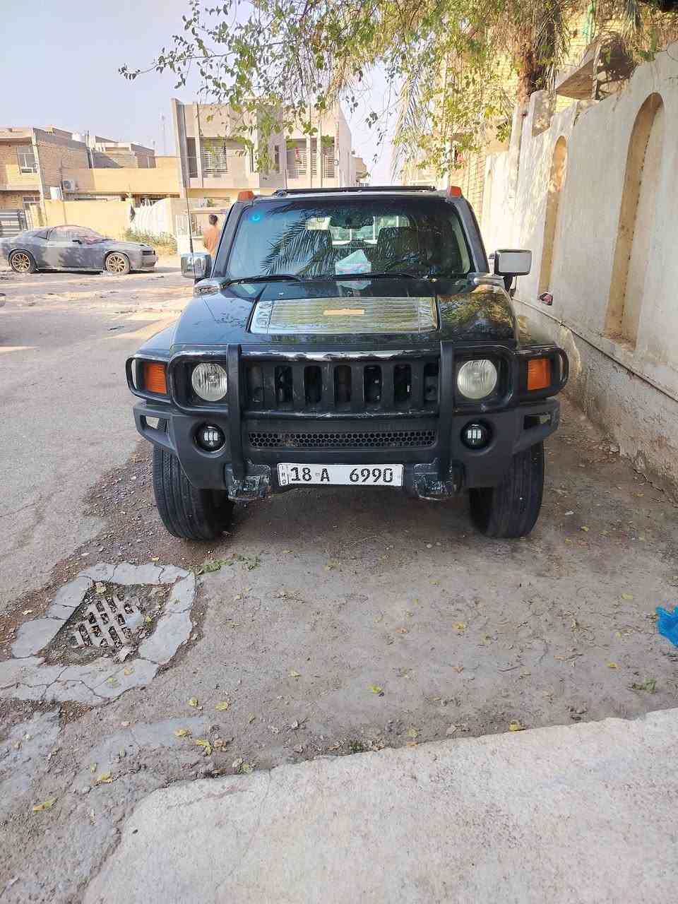 السلام عليكم..
سيارة همر H3 للبيع موديل 2007
السيارة رقم انكليزي مميز 6990 باسمي سنوية لل  2030..
سيارة مزودة محرك 5300 تاهو كامل هو وكيره وتفرعاته..
تبريد شغال ثلج.
تخم تاير جديد قبل اسبوع شاده..
السياره مكانها واسط كوت مركز مدينة
السعر ٩٠ ورقه وبي مجال للشراي
اتصال ***********
***********
