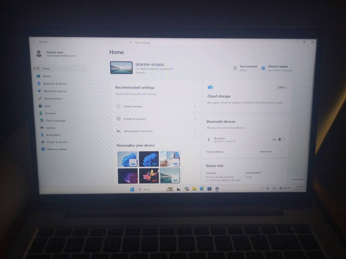 💻 للبيع لابتوب HP EliteBook 840 G8 – بحالة الوكالة (نظافة 99%) 💻
السلام عليكم.. معروض للبيع لابتوب راقي جداً من فئة رجال الأعمال والمحترفين (Business Class)، الجهاز مستعمل قليل جداً وبحالة ممتازة للغاية، نسبة النظافة 99% ومحافظ عليه بشكل تام (بدون أي شخوط أو عيوب). الجهاز مثالي للمهندسين، المبرمجين، الطلاب، وأصحاب الشركات الذين يبحثون عن الأداء العالي والمتانة.

⚙️ المواصفات:
- المعالج (Processor): جيل حادي عشر متطور من نوع Intel Core i5-1135G7 بسرعة أساسية 2.40 GHz وتصل إلى 2.42 GHz. يوفر كفاءة عالية وسرعة فائقة في معالجة البيانات والبرامج الضخمة.
- الذاكرة العشوائية (RAM): بسعة 16 GB. تضمن لك سلاسة تامة في التنقل بين البرامج وتشغيل مهام متعددة بنفس الوقت بدون أي بطء أو تعليق.
- ذاكرة التخزين (Storage): هارد فائق السرعة بسعة 512 GB SSD. يمنحك مساحة ممتازة لحفظ ملفاتك، مع سرعة إقلاع وتشغيل للنظام والبرامج خلال ثوانٍ معدودة.
- كرت الشاشة (Graphics): Intel Iris Xe Graphics بذاكرة مخصصة تبلغ 128 MB VRAM (ويأخذ بشكل تلقائي من الرام عند الحاجة لرفع الأداء). كرت مدمج ذكي وقوي، قادر على تشغيل برامج التصميم والمونتاج، وممتاز للمهام الرسومية والألعاب المتوسطة بكفاءة عالية.
* النظام: يعمل بنظام ويندوز 11 الأصلي المستقر، ومعرّف بالكامل وجاهز للاستخدام مباشرة.

✨ تفاصيل مهمة:

   1. حالة شبه جديدة: الجهاز نظيف جداً وكأنه خارج من الكارتون، ومحافظ على كامل رونقه ونظافته الخارجية والداخلية.
   2. متانة السلسلة: فئة الـ EliteBook معروفة عالمياً بهيكلها المعدني القوي المصنوع من الألمنيوم وخفة وزنها، مع عمر بطارية طويل يتحمل ساعات العمل الطويلة.
   3. أداء معاصر: مواصفات حديثة تلبي كافة متطلبات العمل والدراسة الحديثة لسنوات قادمة.

- ملاحظة للمصداقية: الجهاز تم شراؤه جديداً قبل فترة قصيرة جداً وبسعر 750 ألف دينار، والبيع الآن بداعي الحاجة السريعة وتم كسر السعر بشكل كبير جداً قياساً بنظافته ومواصفاته الحديثة.
- السعر المطلوب: 450 ألف دينار عراقي (السعر ثابت نهائي غير قابل للتفاوض).
- للتواصل والاستفسار (واتساب): ***********