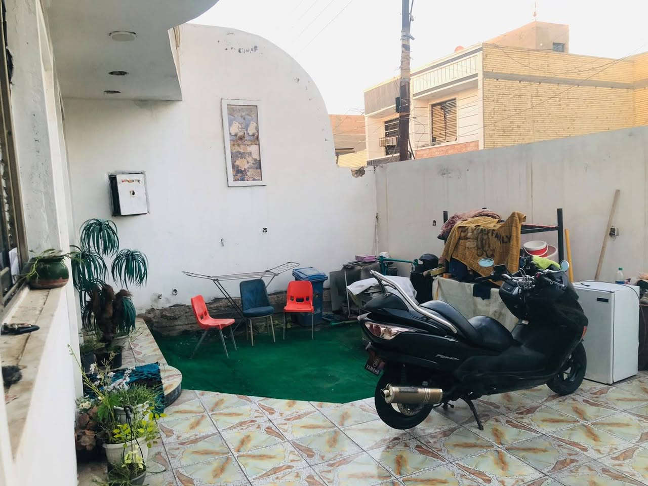 بيت للبيع 
مساحه 200متر   واجهة 10   او  نزال 20
يحتوي صاله كبيره 
او 4غرف نوم
اوخدمات بل طابق الاول او طابق الثاني‏
الدورة البوعيثة وشارع العيثاوي قرب مول ادم
‪***********‬‏

