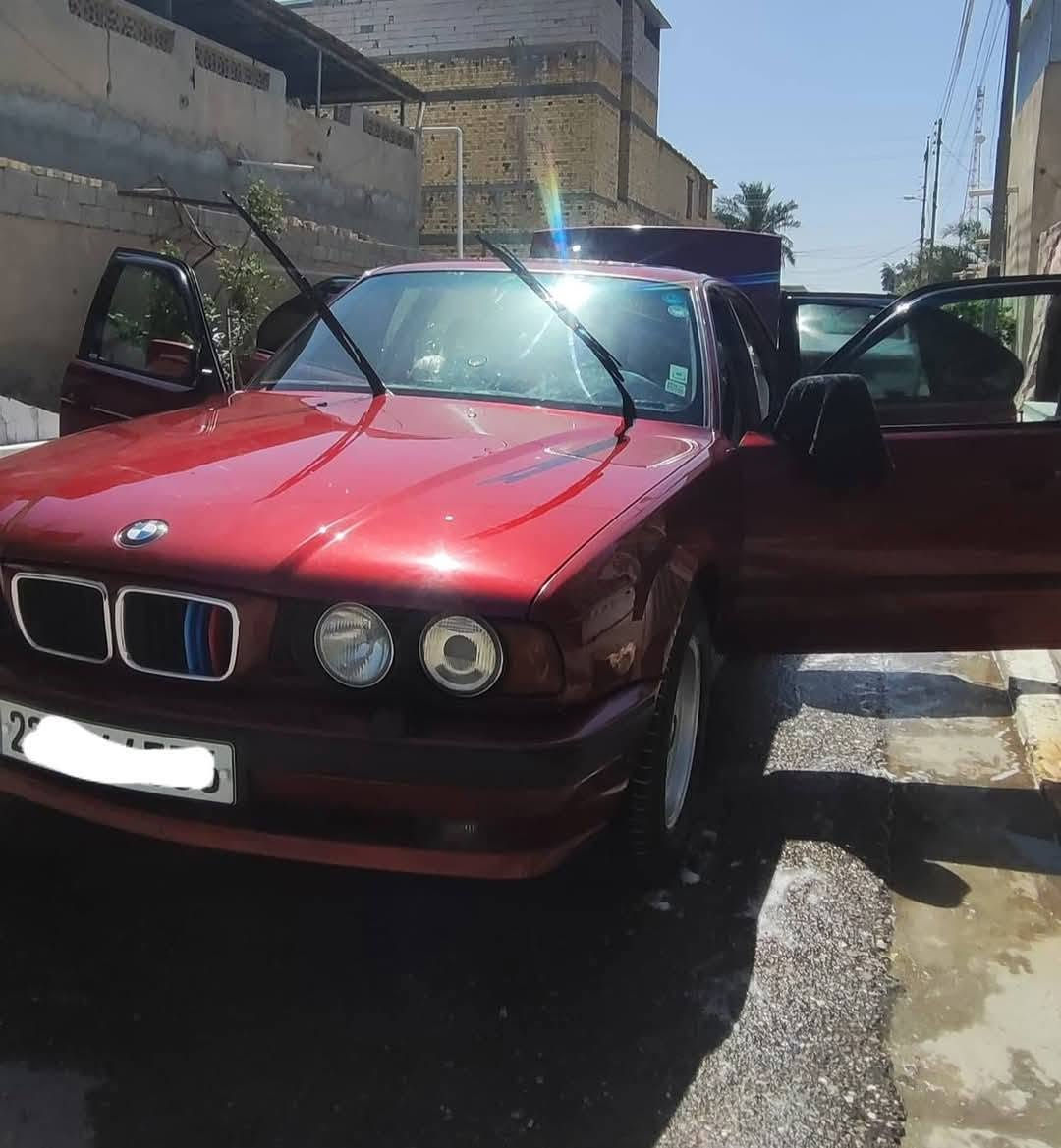 السلام عليكم               
BMW E34  525  
 موديل 1994 مكينه مسكر فانوس  سياره جاهزه وبلاديه بدون صبغ ماعدا قماره اثر جراد رقم اربيل دولي تبريد شغال كهربائيات كله بلاديه  سعر 95 وبيه مجال  العنوان البصرة الهارثه
 للأستفسار :***********

نص مكتوب في الصور:
- %52 11:09 الأصدقاء المقربون قصتك