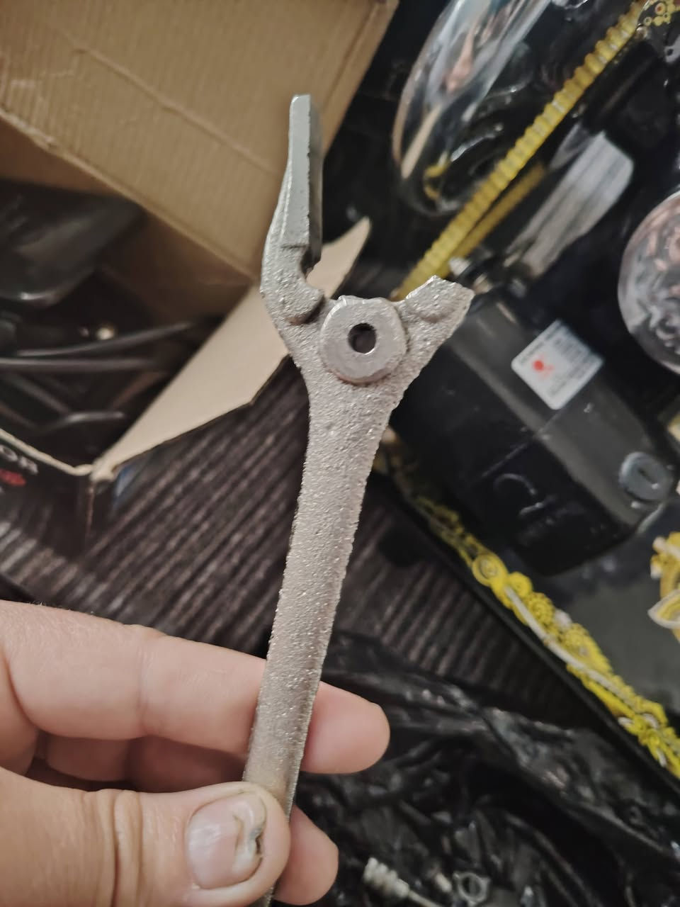 سلام عليكم مكينه خياطه تايلنديه اصليه فراشه صاله شهر من اخذناها بس ما عرفو يستخدموها كسرو الحديده الي موضحه بلصوره المكينه جديده هيه ولكارتونه مالته وغراضه قيم وخذ ***********
