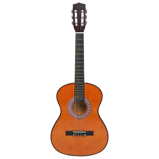هذا غيتار كلاسيكي (Classical Guitar)، ويُعرف أيضاً بالغيتار الإسباني.
يتميز هذا النوع من الغيتارات بعدة خصائص واضحة في الصورة:
• الأوتار: يستخدم أوتاراً مصنوعة من النايلون (Nylon Strings) والتي تعطي صوتاً دافئاً وناعماً، وتكون أخف على الأصابع مقارنة بالأوتار المعدنية.
• رأس الغيتار (Headstock): يحتوي على فتحات طولية تُثبت بداخلها مفاتيح الدوزان، وهو التصميم التقليدي للغيتار الكلاسيكي.
• الرقبة (Neck): تكون عادةً أعرض ومسطحة أكثر مقارنة بالغيتار الأكوستيك (الصوتي) ذو الأوتار المعدنية.