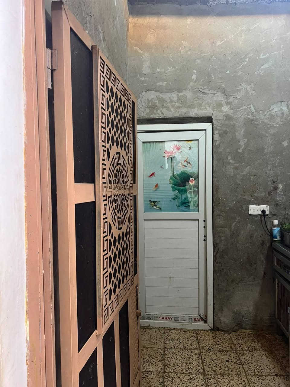 السلام عليكم بيت المساحه 250 متر بي غرفتين وصاله جبيره مناور ثنين واحد مطبخ حار غرف ثنين صاله جبيره استقبال 7×5 كراج يصير قطعه وحده طابق واحد مكانه البلديات ملحق المعسكر خدمات جديده ماء جديد وداخل للمنطقه تبليط وخدمات ***********
