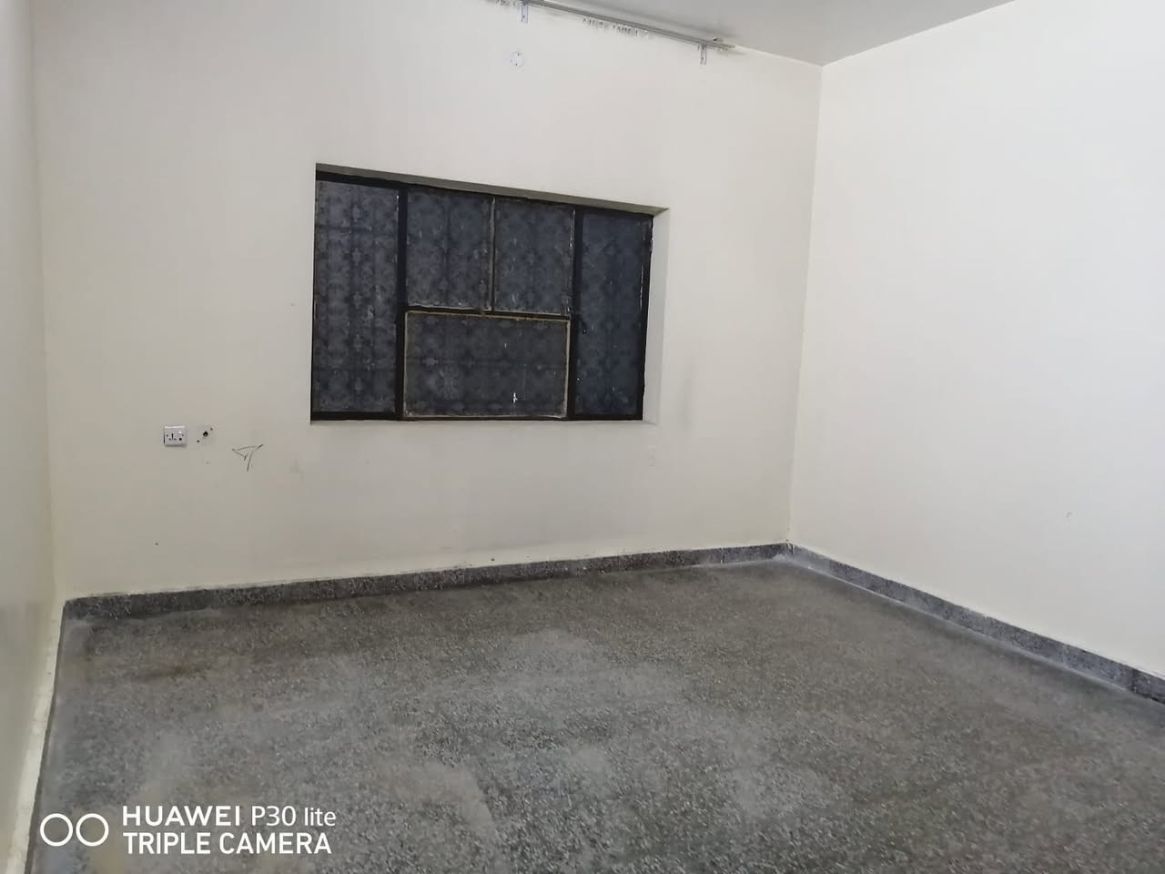 قراءة المنشور بدقة كل التفاصيل موجودة 

بيت للبيع  او للايجار  او (للمراوس مع قطعة 200 متر في الهورة حصرا) 

بصف الركن في الزهراء ( البيت فارغ حاليا )

الكوت منطقة حي الزهراء شارع المدارس (شارع فرعي)قريب جدا على متوسطة النرجس تقريبا 20 متر عن السياج الجانبي للمدرسة 

الشارع يقع خلف بيت اهل دكتور مثيل (المدرسة الاهلية الجديدة )اول فرع والبيت ثاني بيت بجانب الركن من جهة اليمين وواضح الموقع في الرابط اسفل المنشور 

ا

المساحة 300 متر  الواجهة 15 والنزال 20 وكلها بناء تقريبا

البيت بناء التسعينات ونظيف جدا وصالح للسكن وطابقين وبناء مسلح كونكريت وكاشي  والمطبخ والحمامات سيراميك

تفاصيل البناء ( اقل غرفة قياس 5 *5 متر)

الطابق الاول استقبال استقبال وهول داخلي ومطبخ وغرفة عدد 2

الطابق الثاني هول داخلي وغرفتين

ملاحظة كل الغرف كبيرة جدا

علما انني صاحب المنزل

وغير متصل بالانترنت دائما

السعر 490 مليون وبيه مجال 

الايجار مليون بالشهر وبيه مجال

هاتف 

*********** عرض أقل

[[https://maps.app.goo.gl/fPdNcL6T9SmQXRrE9](https://l.facebook.com/l.php?u=https%3A%2F%2Fmaps.app.goo.gl%2FfPdNcL6T9SmQXRrE9%3Ffbclid%3DIwcGRvZgFleHRuA2FlbQIxMABicmlkETFZS3BDYjFsbnhXazlsTkM5c3J0YwZhcHBfaWQQMjIyMDM5MTc4ODIwMDg5MgABHmJCQkhp-UNpDhMs04EjmqTgYGgOaN6m8D3pamyY0DD3o9a-uOa1EimIOEqD_aem_G7shWJk51H4HVAiYAOFa2g&h=AUAm4zCiyGrAvAkHH0e0iAR4YTejlwS4sKhORuBapnFsnWCUITjJIAf-lQ5IUUjgulZ-4Kyunolr0mS--yfLq3oQA5JgxG7vc9ExjGIbhsPIg-U1zXeWrWAS816HMH_qJS5sISs3aFcSfK4M&__tn__=-UK-R&c[0]=AUDHwnbw1YZoyVQa0m0I1l2kxK0_V5GiOAa45q-HFKLf6FGaqlJFrsOYhH9dE_wrEhUA2k_ge2DIwdbaHZmojOxkVLjFLcW4pfztC8BkTyt-kpG-kKAKepjbTit-RJrSlCuZ6cbUeXDosEkTNXqglXkydcieawXtHl6PhACKFGltQa4jXw)]([https://l.facebook.com/l.php?u=https%3A%2F%2Fmaps.app.goo.gl%2FfPdNcL6T9SmQXRrE9%3Ffbclid%3DIwZXh0bgNhZW0CMTAAYnJpZBEwcDd4c0JqUUFNc2dHOXhQWHNydGMGYXBwX2lkEDIyMjAzOTE3ODgyMDA4OTIAAR5DgFQd3C6oFgMwSawjmEwVV2XpRx8Ni8QXOSs0bl_zV92WgPcc8wkt7pGg0g_aem_dnt64bVTSfrtzAx9fm0cbQ&h=AUCJu7yMv7TmhGZ4e_5_bJqveInd_zs7LJtQof8JsoozjaIWgtrN6KCpsaXn1R5LT6uNiZT_ggLdjvflVv0nPj8WCH0g_8O49qpsU4itAgXx95ULa6XoDGsWgUmw7bFqXDxEXlbFmBbXN2XX&__tn__=-UK-R&c[0]=AUBQtqdn05msr_qv3XTIDxyh_GzakNwYz9N7hChA7VaIKMsQHdYZXU_HlBTyjC7L7DBjzi2mfmdYSPF0_G95HtWh-xOQRoP3JVXyy6Hw0E8vYaLWb6i7i5VZ8Qe-PA5Vsw](https://l.facebook.com/l.php?u=https%3A%2F%2Fmaps.app.goo.gl%2FfPdNcL6T9SmQXRrE9%3Ffbclid%3DIwcGRvZgFleHRuA2FlbQIxMABicmlkETFZS3BDYjFsbnhXazlsTkM5c3J0YwZhcHBfaWQQMjIyMDM5MTc4ODIwMDg5MgABHm3HPGERM5TY7c6_6lX2b62fqXYX0XghRonFI2PKp0uXXilPLlQc2UuZbnZE_aem_s9gbQ9NY9PoA0trujLoR2A&h=AUCVIwXkF1W0gglwVR3EEQr8DvvXLjN_wMJRj0yiCZ9fGq9cK5iPTt-t1Z-yAX_ec08uH4qEn_YjlN8AeYxaQ1pMD38w0kMicam8YJ5bCeAQRHGgCm9Xln0L1mxylNhufWDqENhSUQpMOco_rQuObpfdkynNXkhGba0QsUWNMbgpm9LfCkjcZqtLtaSj423zoq0B5GzTKTBGHMMaOhw7CTOz&__tn__=-UK-R&c[0]=AUDHwnbw1YZoyVQa0m0I1l2kxK0_V5GiOAa45q-HFKLf6FGaqlJFrsOYhH9dE_wrEhUA2k_ge2DIwdbaHZmojOxkVLjFLcW4pfztC8BkTyt-kpG-kKAKepjbTit-RJrSlCuZ6cbUeXDosEkTNXqglXkydcieawXtHl6PhACKFGltQa4jXw))
