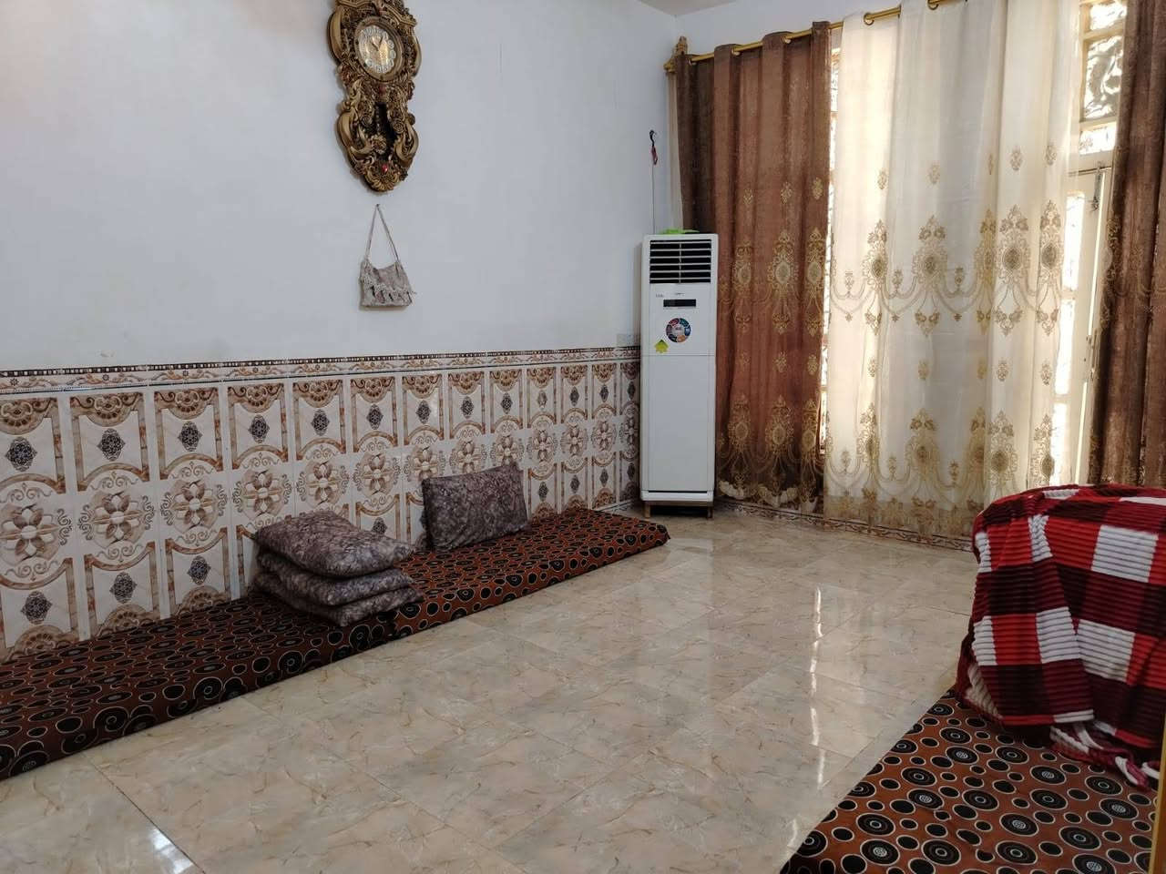 السلام عليكم #متاح بيت طابقين مساحه ٨٣ متر يتكون الدار من استقبال وصاله وغرفه نوم ومطبخ وصحيات دار جاهز للسكن موقع الدار التأميم حي ٨ شباط السعر ٧٥ قابل للتفاوض للتواصل ***********
