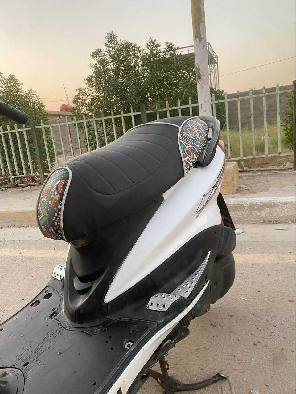 السلام عليكم دراجه سكنس نثيه 110 ياباتي للبيع دراجه كفاله مناقصهه برغي كلهه كامله وكلش جديده المكان بلغزاليه 
السعر 450 الرقم *********** بغداد, العراق
