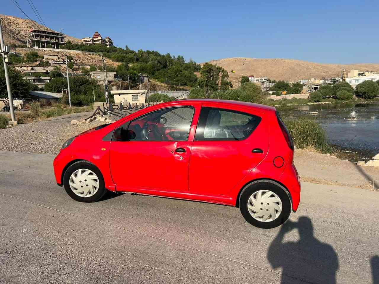 BYD 2013 سەیارەێکی زۆر جوان و خاوێن 
چوار تایەی تازەی بۆ بەستراوە 
سەیارەکە بەس لە سەیاقێکی کەمە 
تندوتۆل بێمەسروف
سەنەوی ئەسلی لەگەلە بەشەرت 
براوەو موسی بەشەرت
هەموو گیانی بەشەرت کارەبای بەشەرت 
سەقفی وەک شوشەوایە
ماشاللە ساردوشوختی نیە 
 ڕەقەمو سەنەوی ئەسلی ئەوەلایت 
*********** واتسئەپی لەسەرە Singapore

